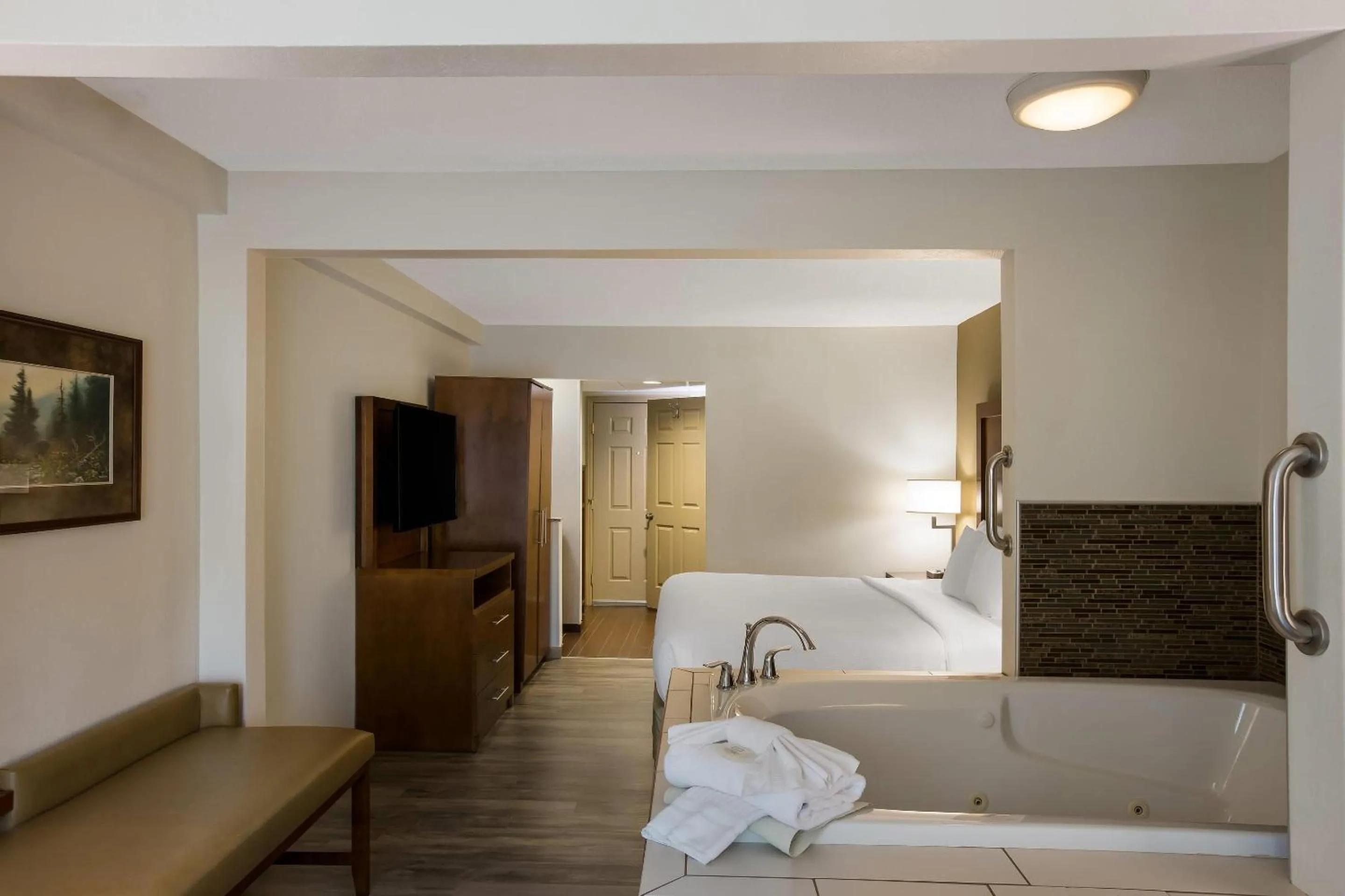 Bedroom, Bed in The Inn at Apple Valley, an Ascend Collection Hotel