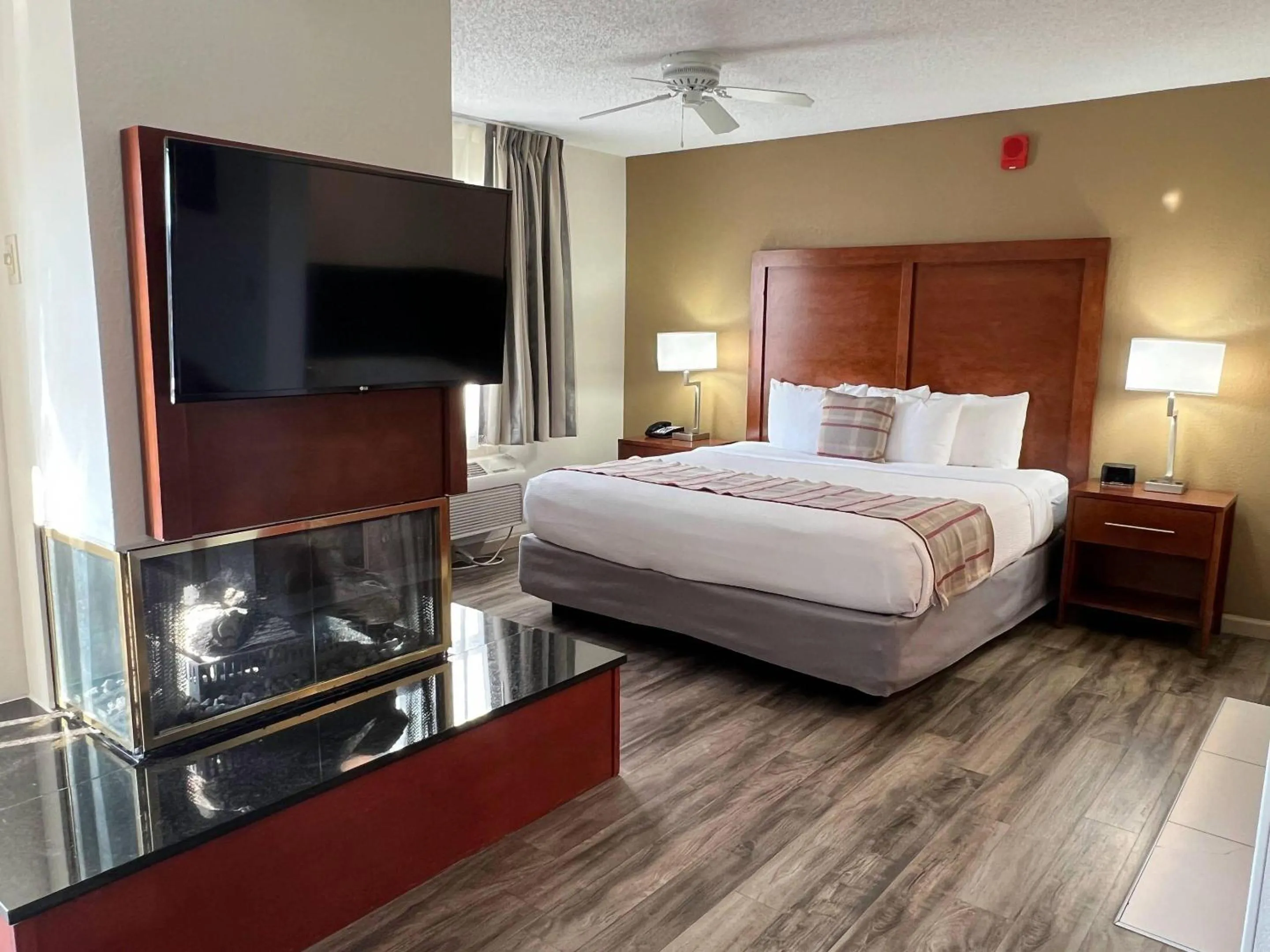Bedroom, Bed in The Inn at Apple Valley, an Ascend Collection Hotel