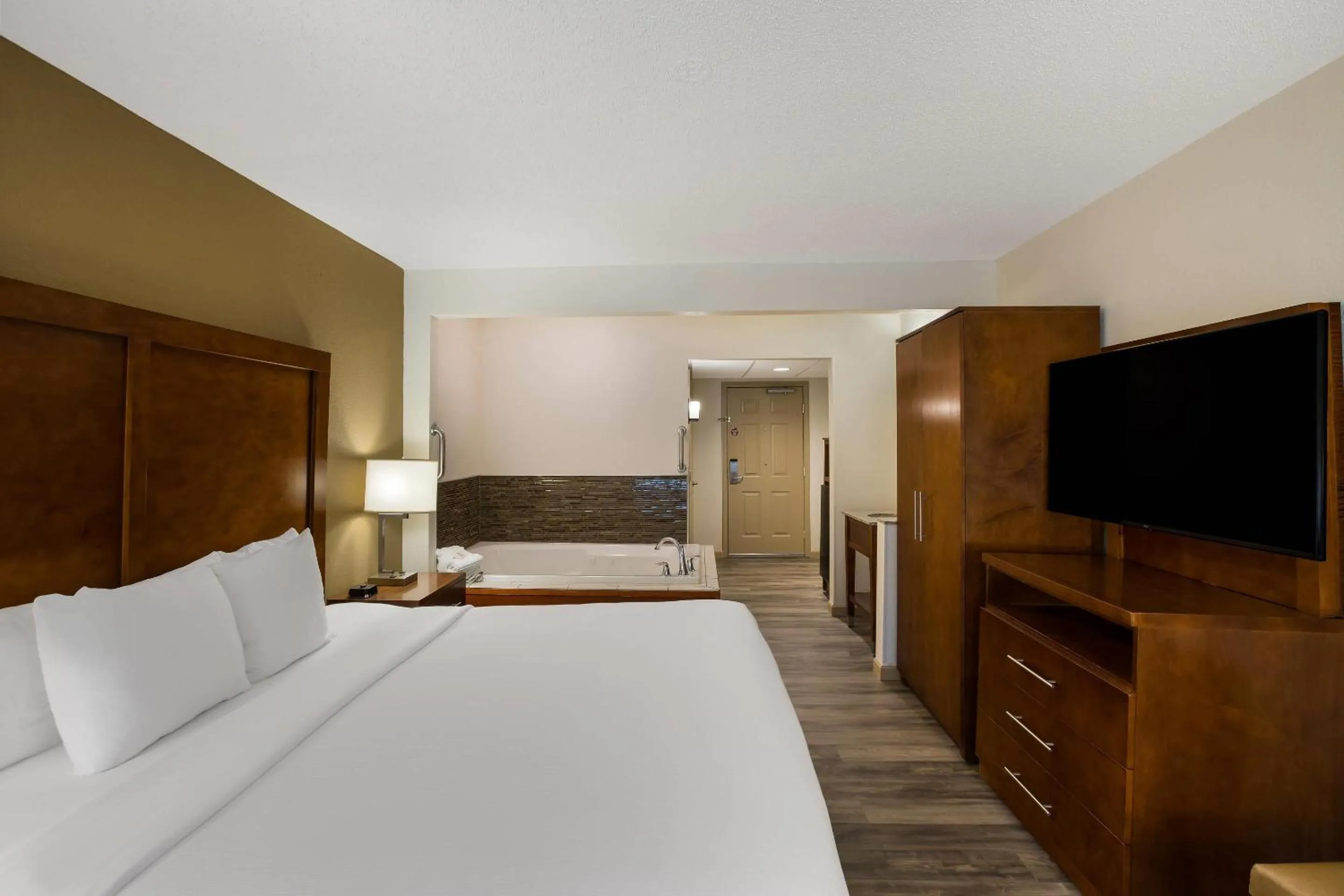 Bedroom, Bed in The Inn at Apple Valley, an Ascend Collection Hotel