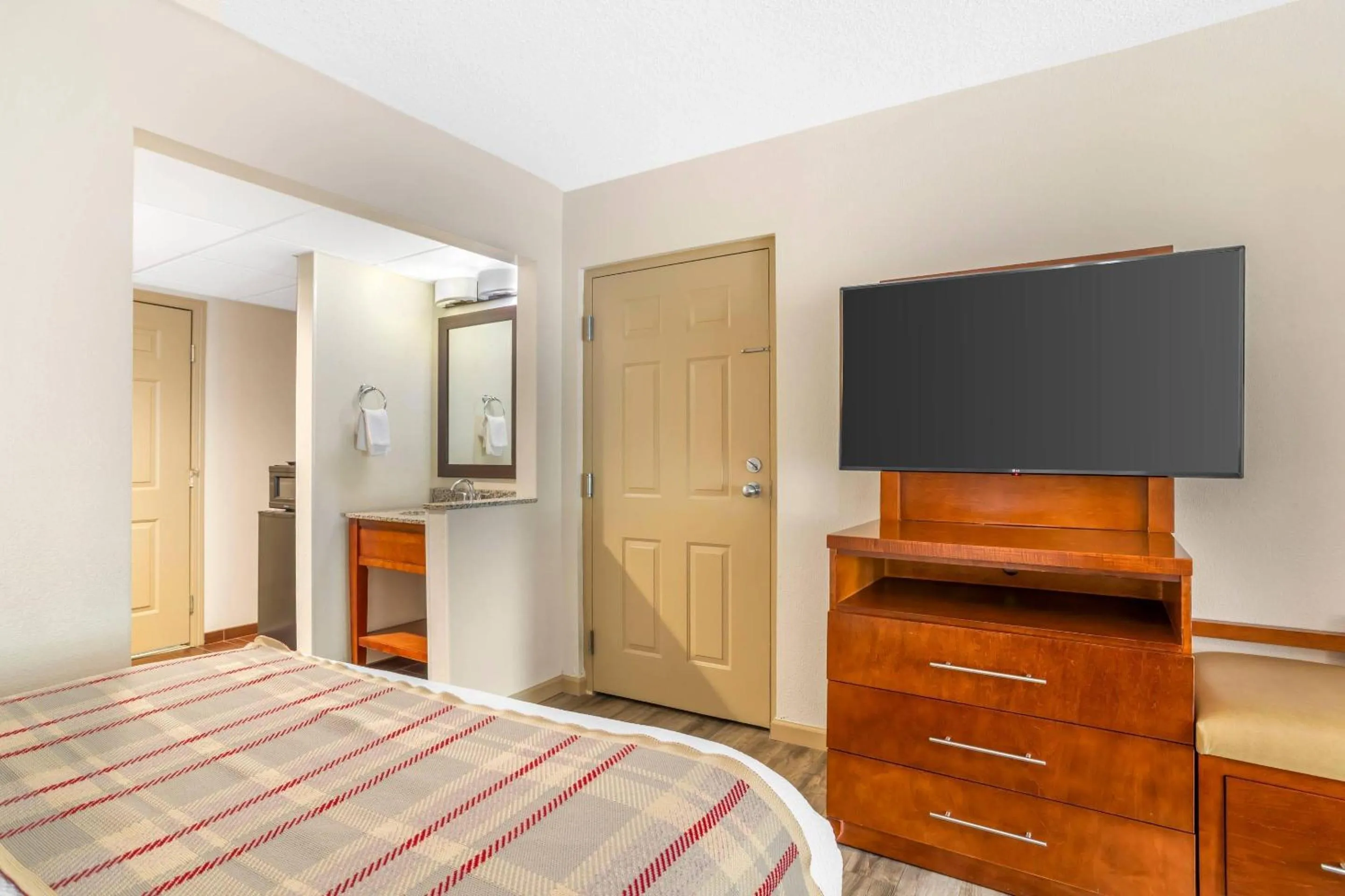 Bedroom, Bed in The Inn at Apple Valley, an Ascend Collection Hotel