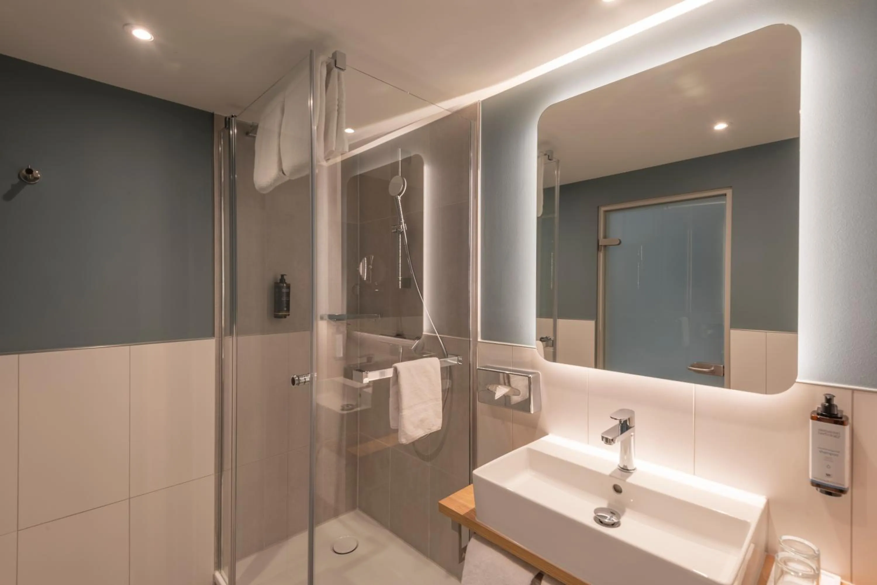 Shower in Mercure Parkhotel Mönchengladbach