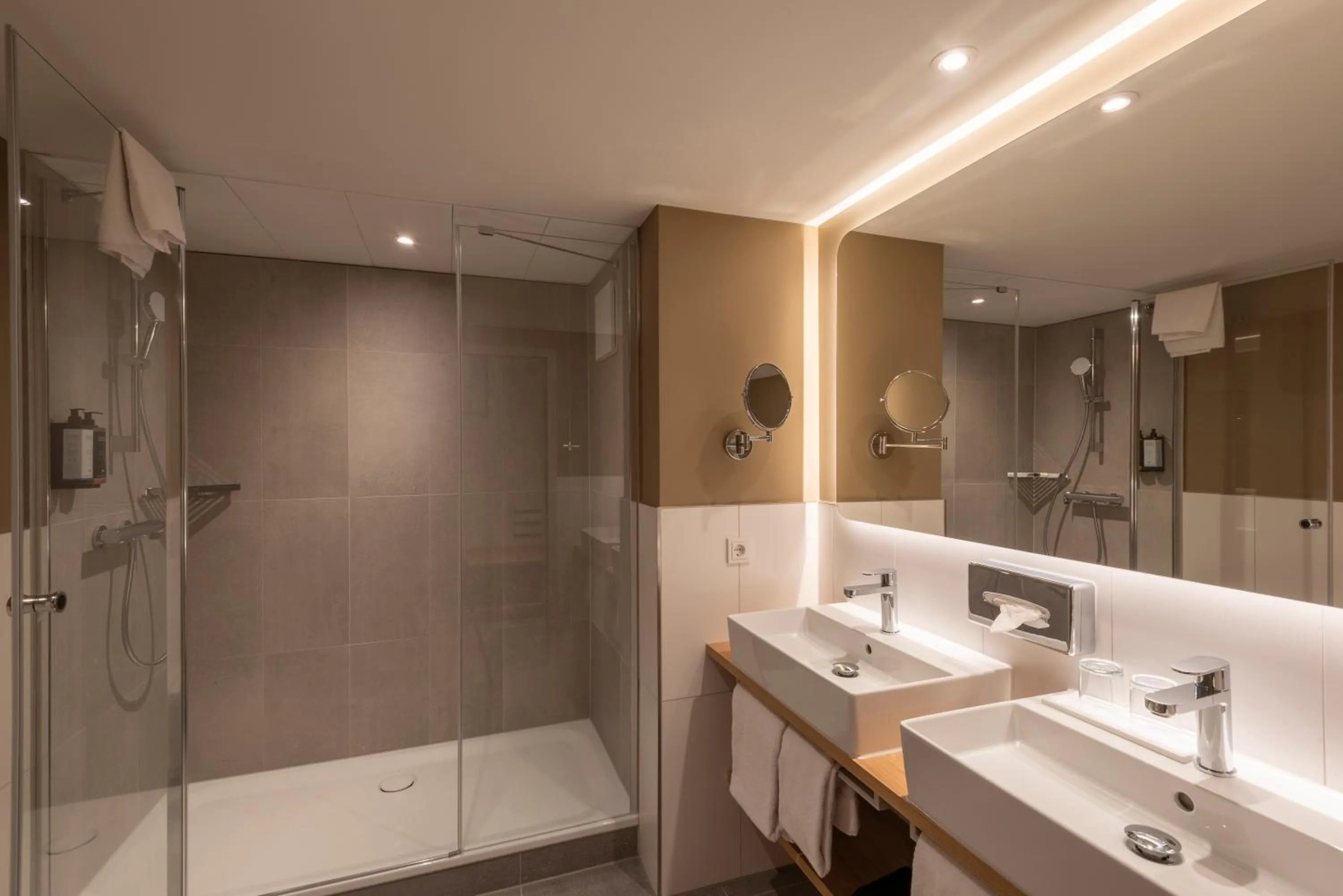 Shower in Mercure Parkhotel Mönchengladbach