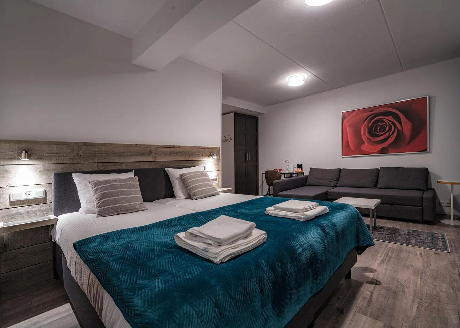 Bedroom, Bed in Hotel Joli Bergen