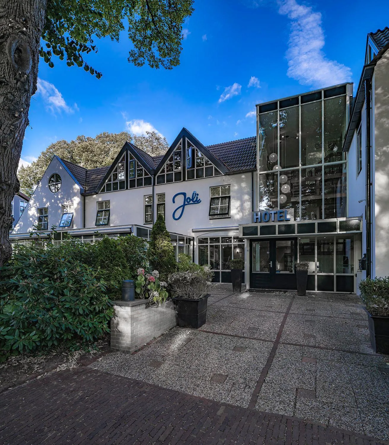 Property building in Hotel Joli Bergen