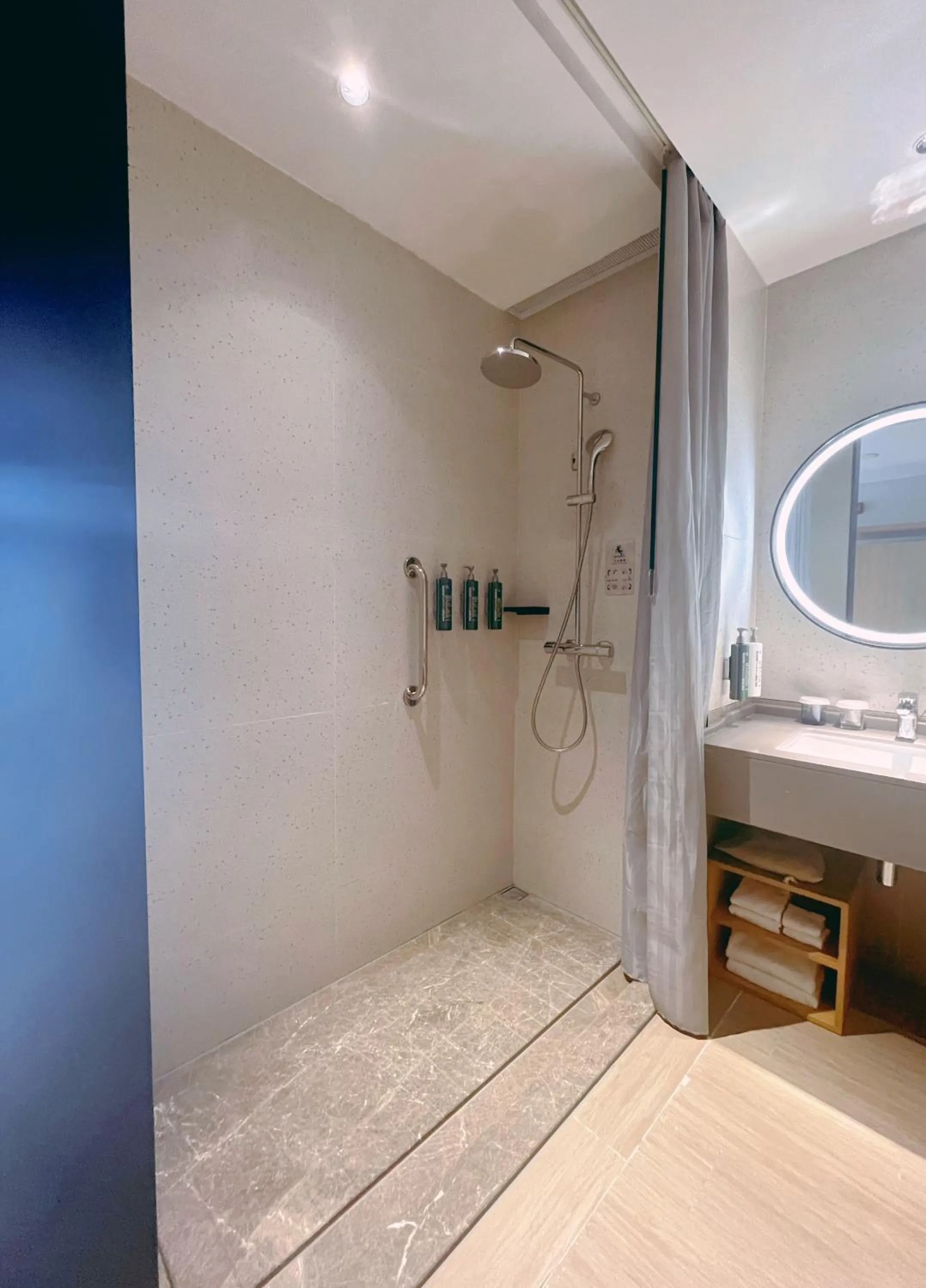 Bathroom, Bed in Hilton Garden Inn Guizhou Maotai Town