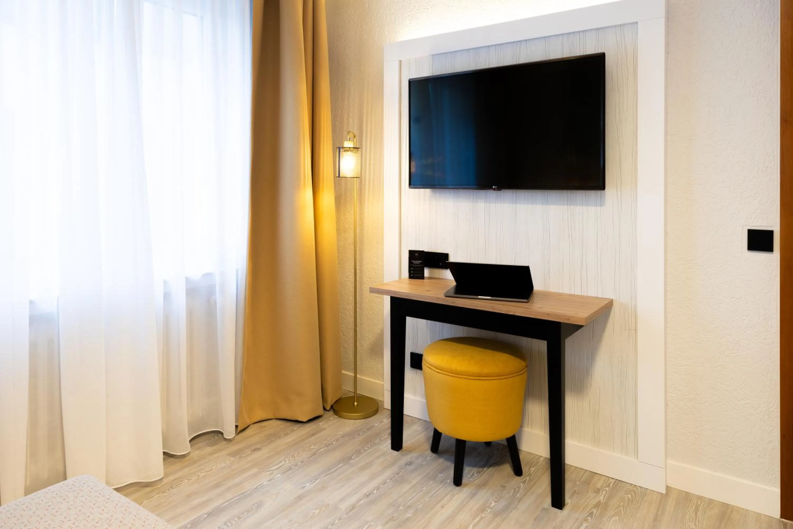 TV and multimedia in Garner Hotel Cologne - Engelbertz by IHG