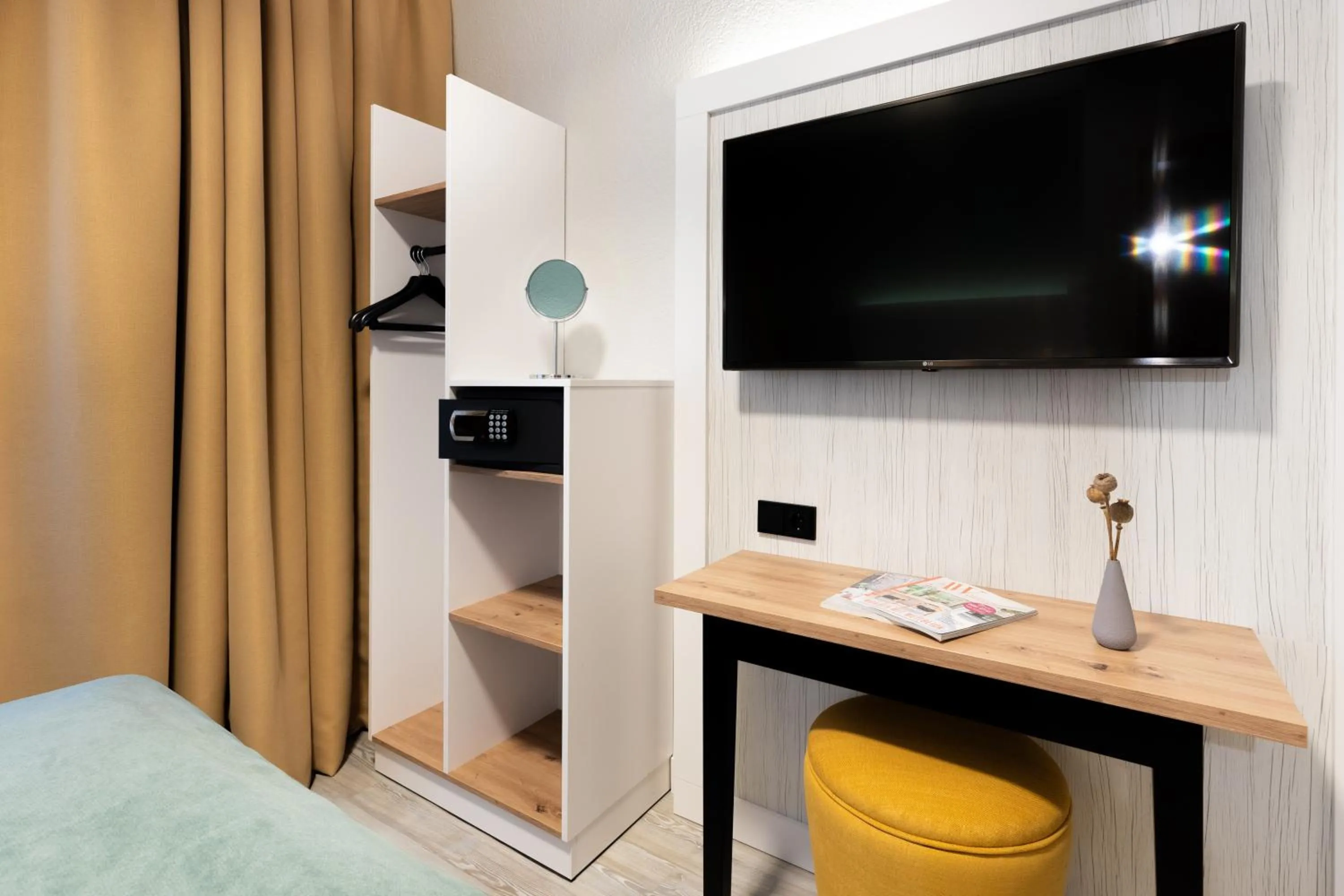 TV and multimedia in Garner Hotel Cologne - Engelbertz by IHG