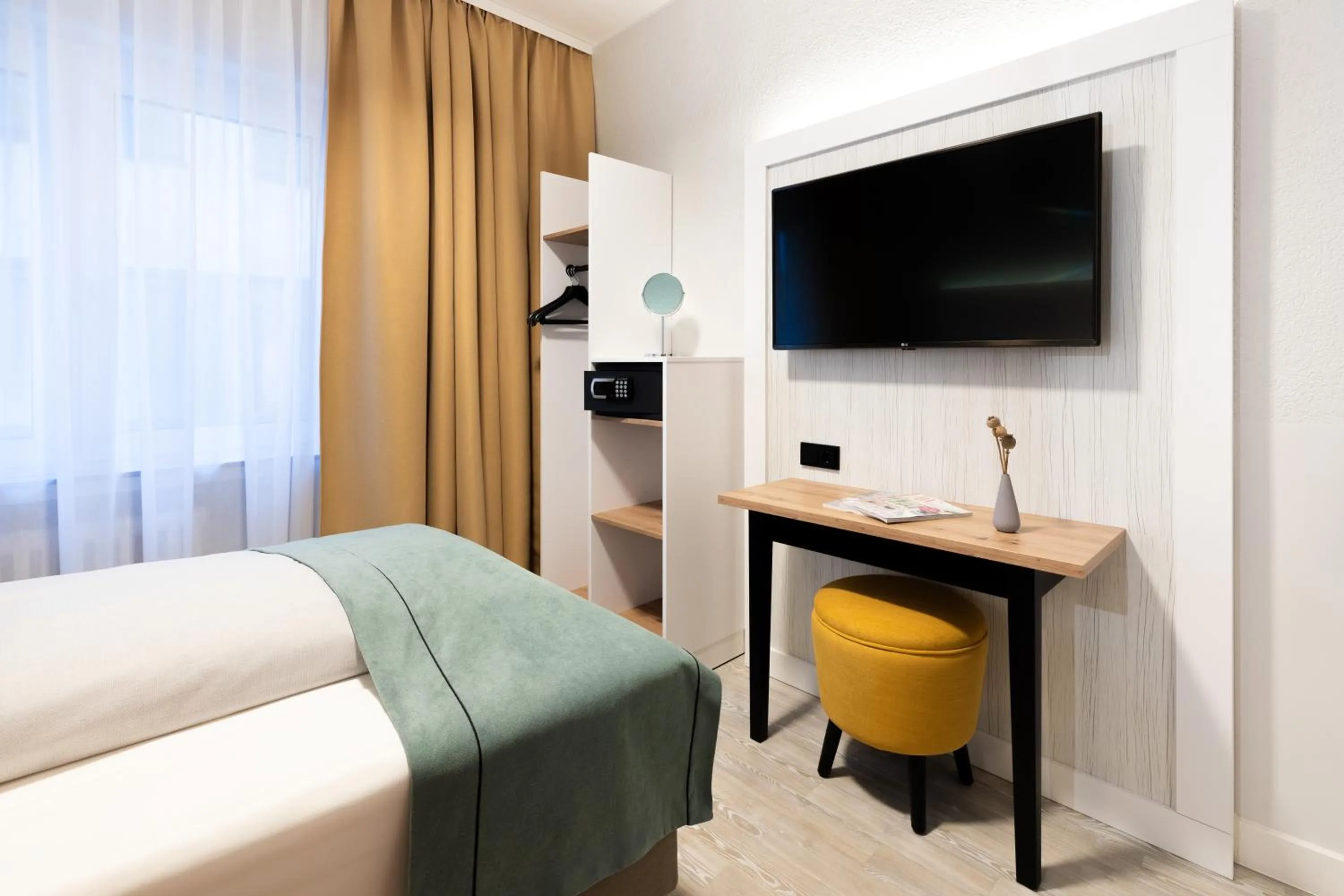 Photo of the whole room, Bed in Garner Hotel Cologne - Engelbertz by IHG