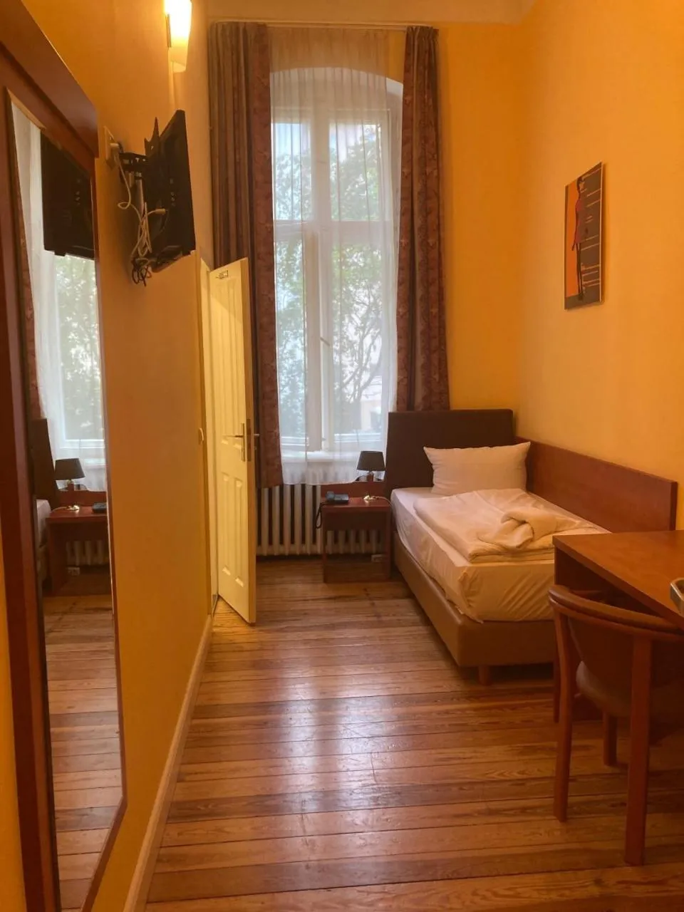 Photo of the whole room, Bed in City Hotel am Kurfürstendamm