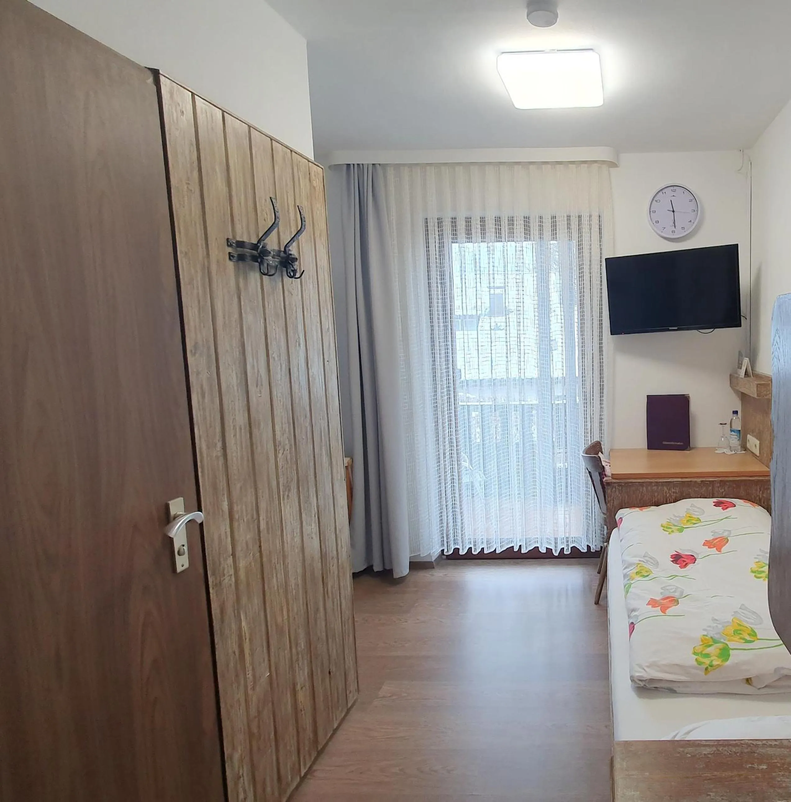 Bed in Hotel Garni Haus Alpine - Chiemgau Karte inkl