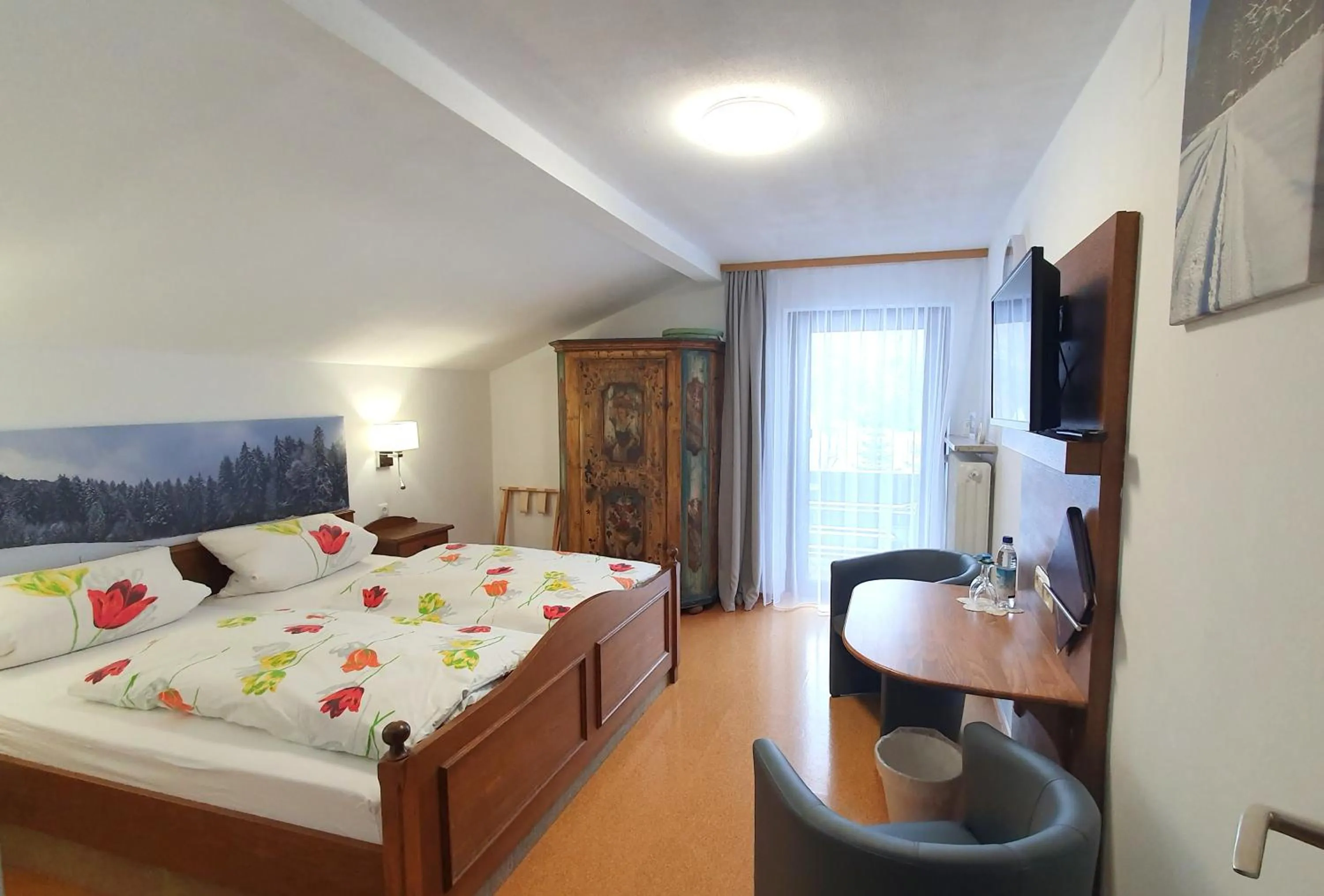 Bed in Hotel Garni Haus Alpine - Chiemgau Karte inkl