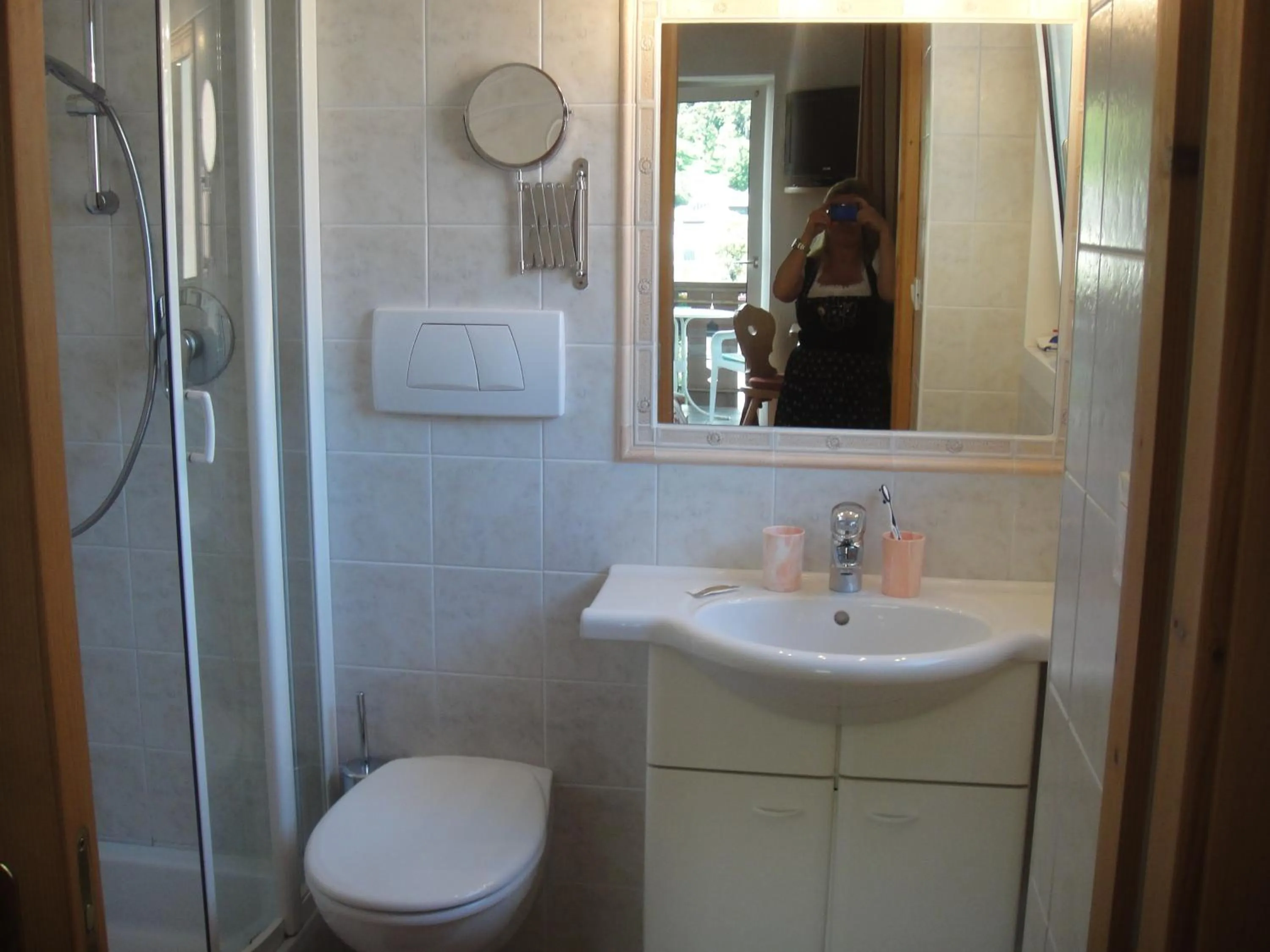 Shower in Garni Toni