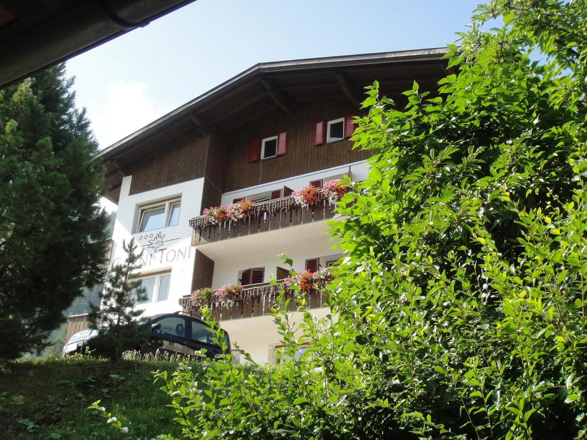 Property building in Garni Toni