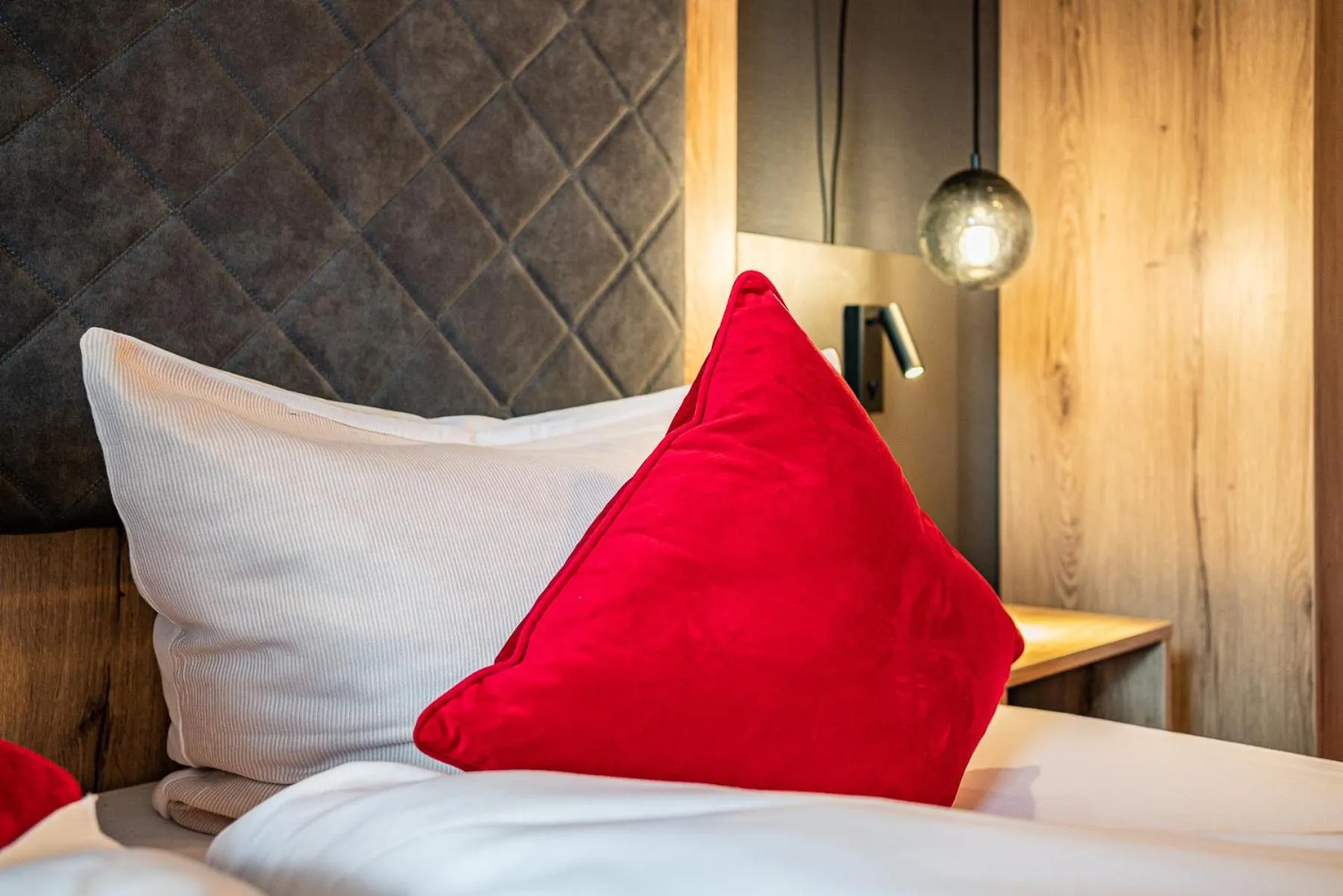 Photo of the whole room, Bed in Berghotel & Chalets Adersberg Chiemgau Card kostenfrei