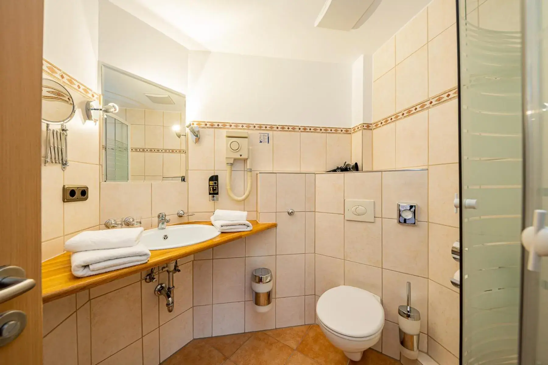 Deluxe Double Room with Balcony in Berghotel & Chalets Adersberg Chiemgau Card kostenfrei Deluxe Double Room with Balcony in Berghotel & Chalets Adersberg Chiemgau Card kostenfrei