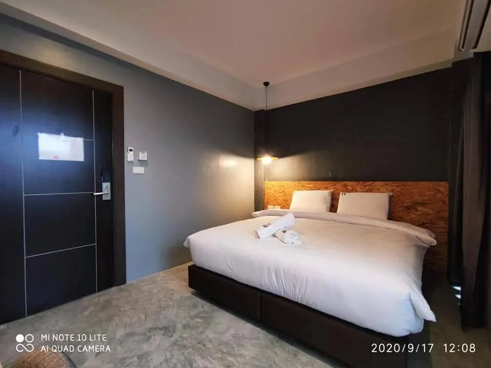 Bedroom, Bed in Modern Budget Hotel