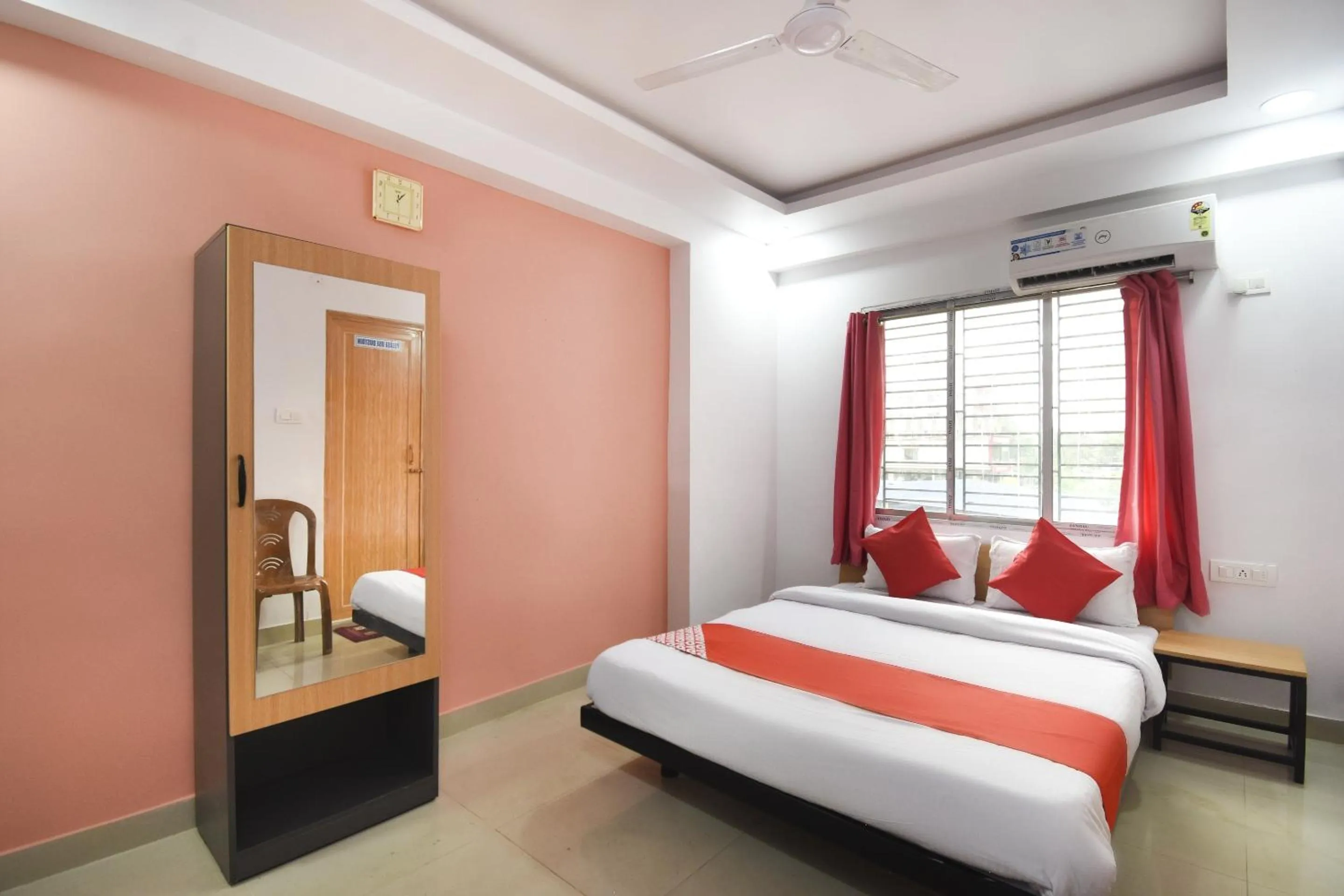 Bedroom, Bed in Super Hotel O Airport Comfort Stay