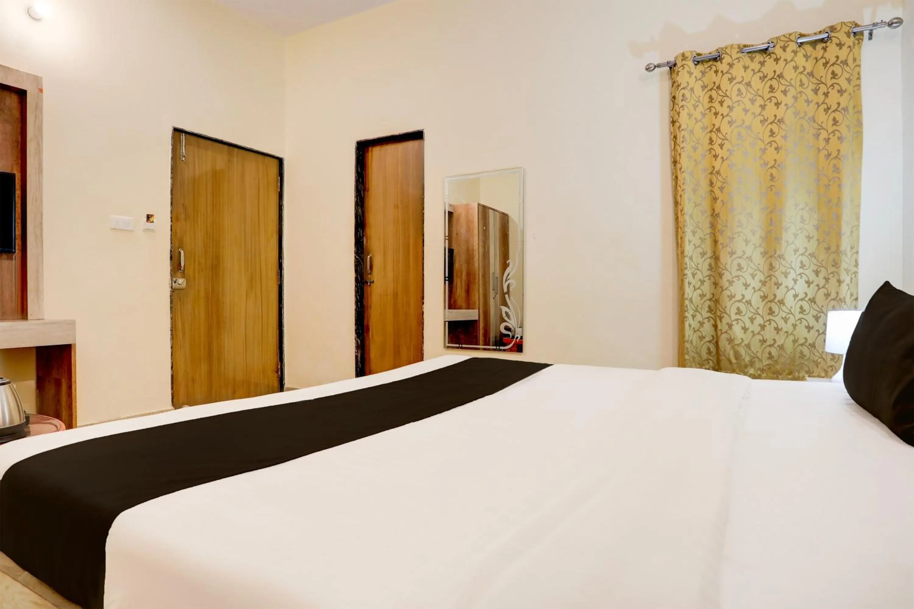 Bedroom, Bed in Super Townhouse Hyderabad Gate IIT BHU Formerly RK Heights