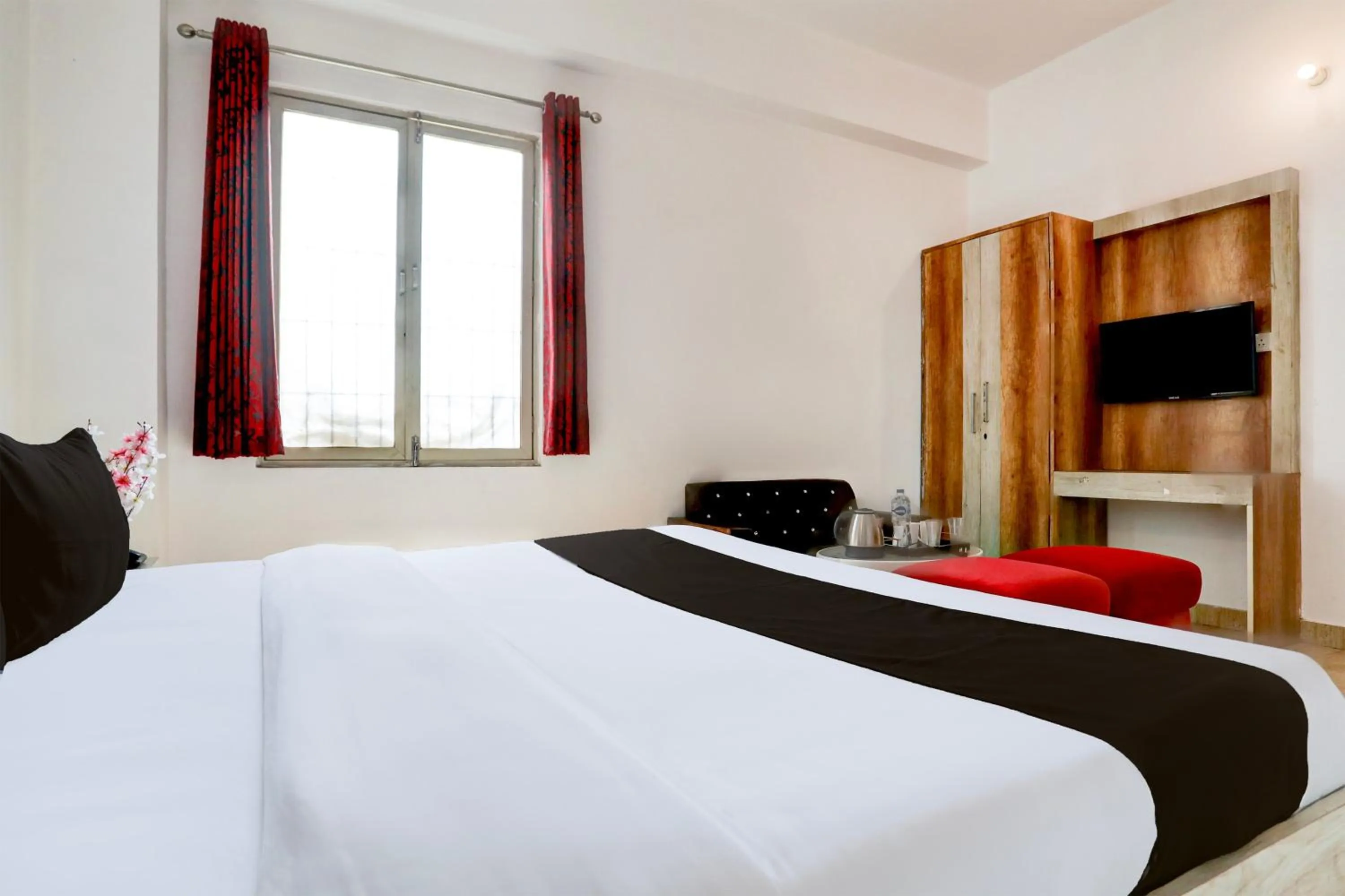 Bedroom, Bed in Super Townhouse Hyderabad Gate IIT BHU Formerly RK Heights