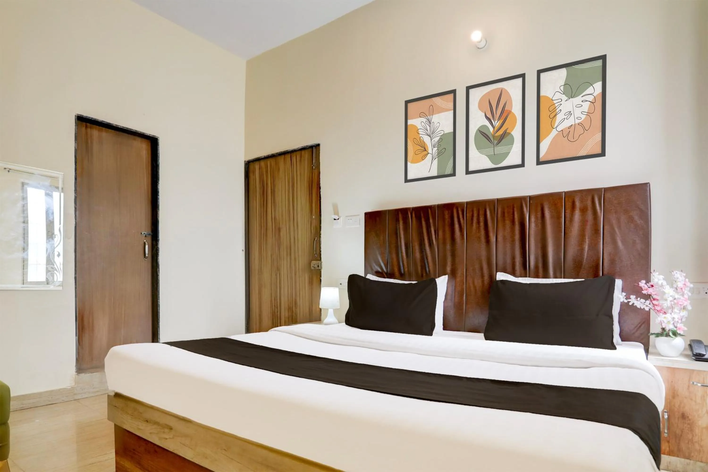 Bedroom, Bed in Super Townhouse Hyderabad Gate IIT BHU Formerly RK Heights