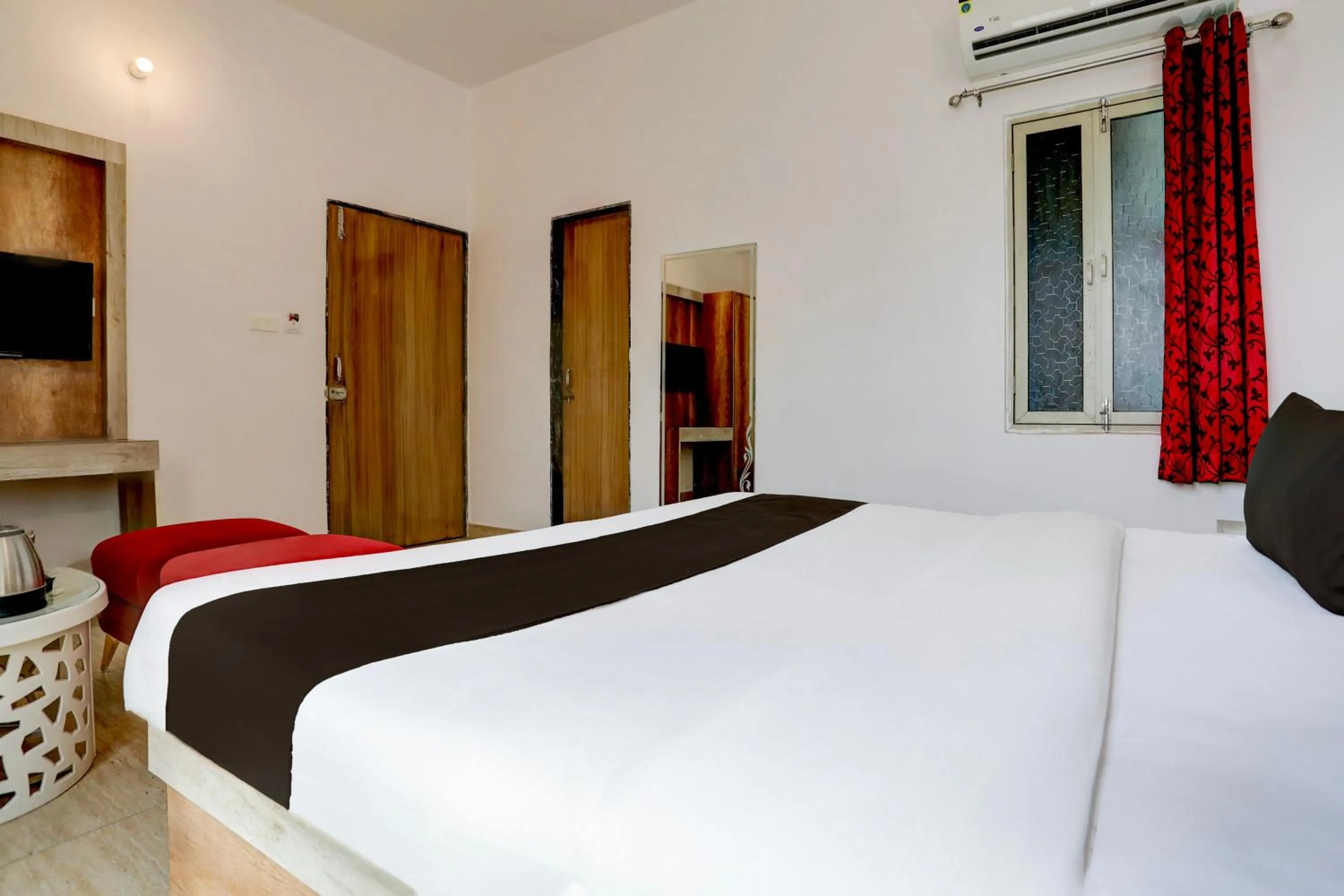 Bedroom, Bed in Super Townhouse Hyderabad Gate IIT BHU Formerly RK Heights