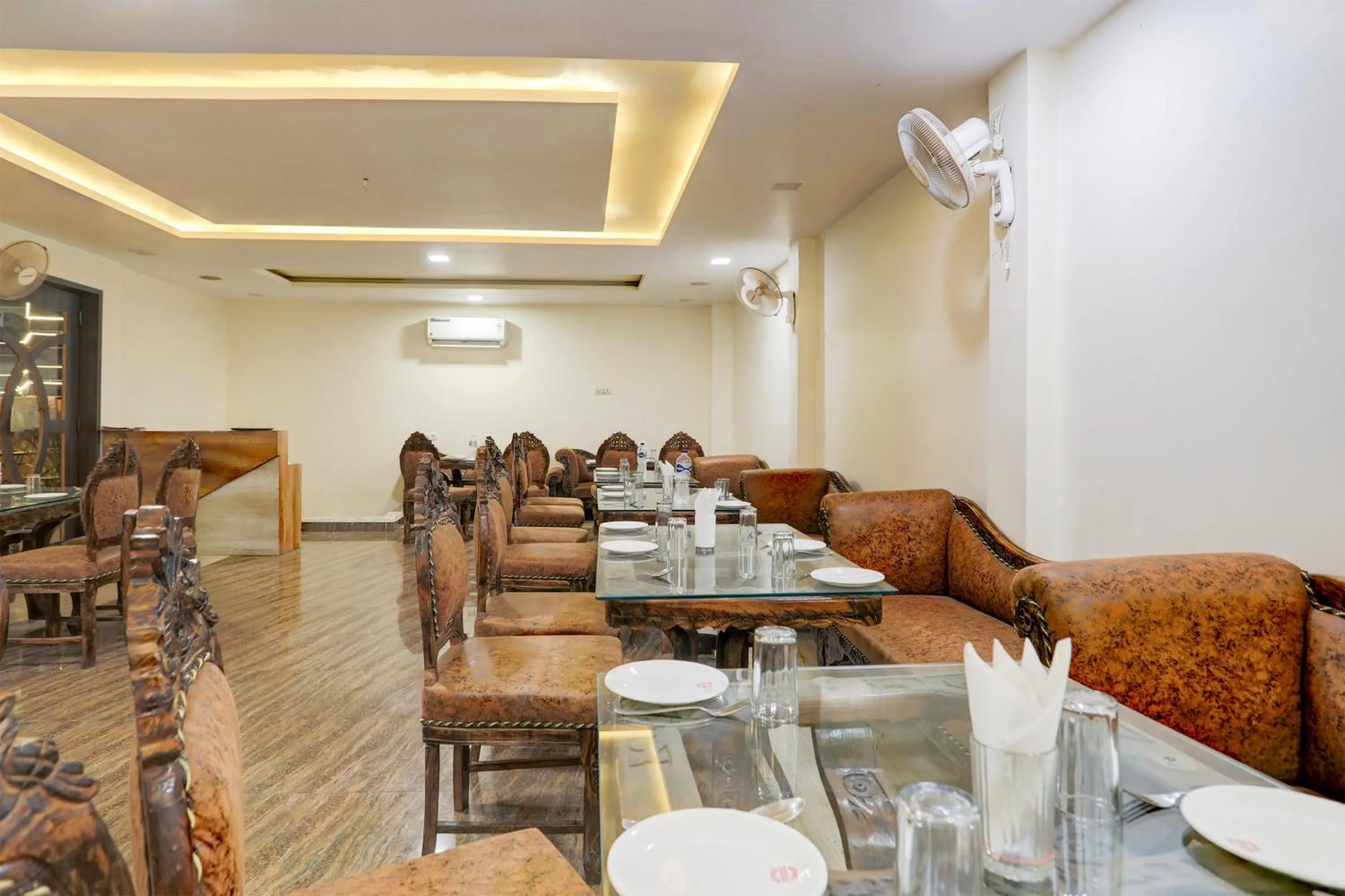 Restaurant/places to eat in Super Townhouse Hyderabad Gate IIT BHU Formerly RK Heights