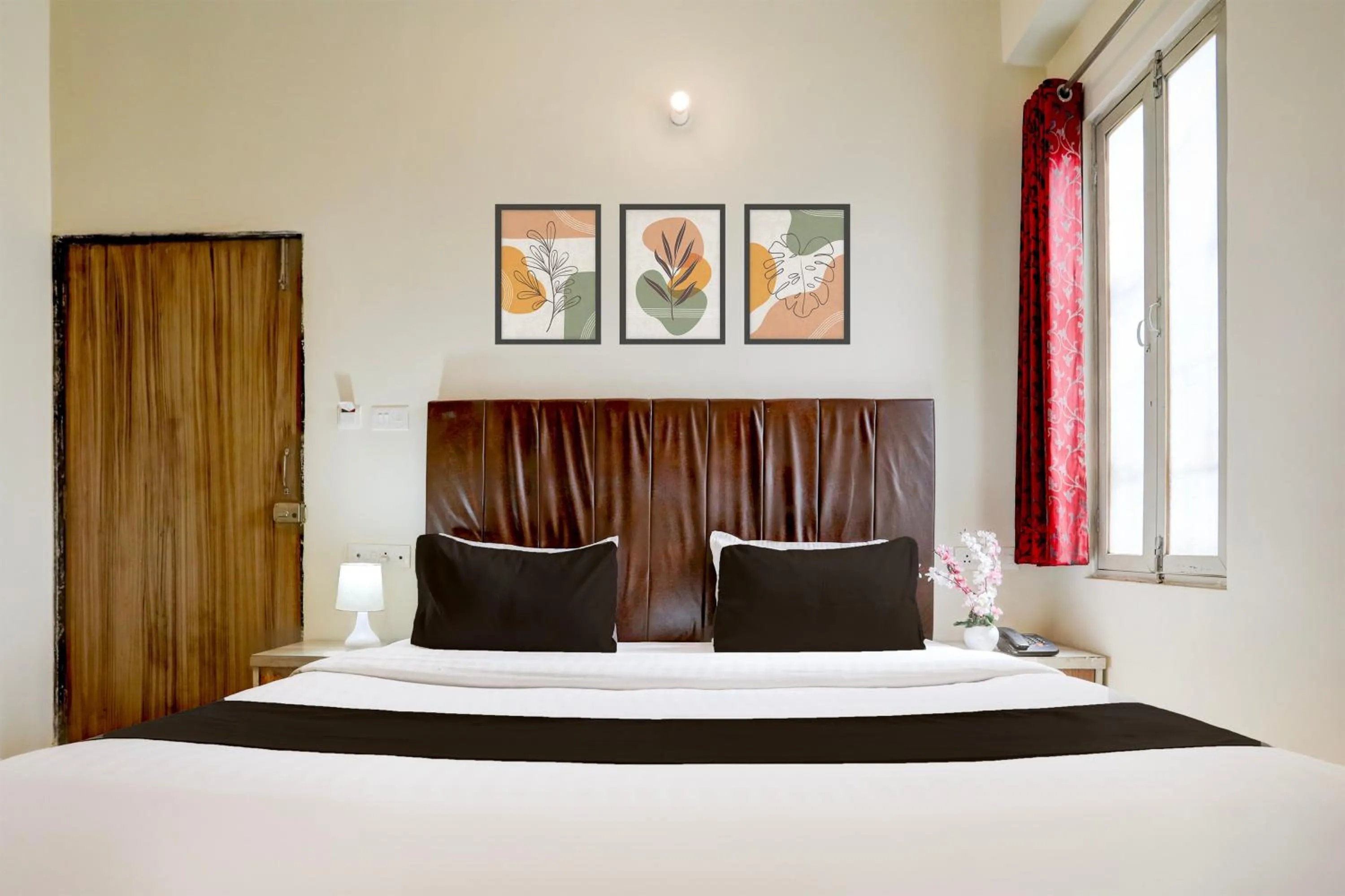 Bedroom, Bed in Super Townhouse Hyderabad Gate IIT BHU Formerly RK Heights