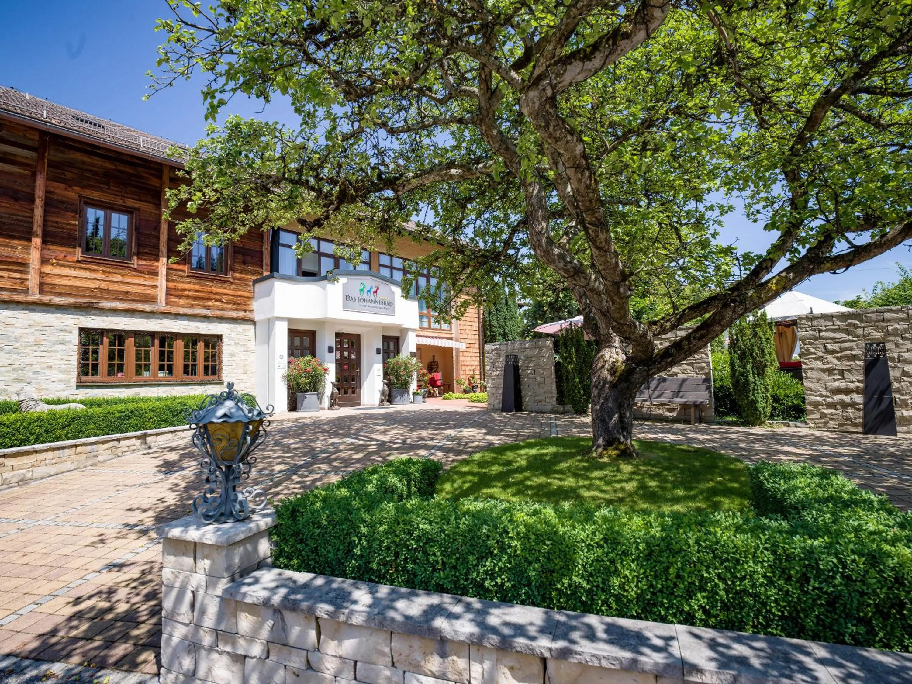 Facade/entrance in Das Johannesbad - DAS MEDICAL SPA & VITAL REFUGIUM