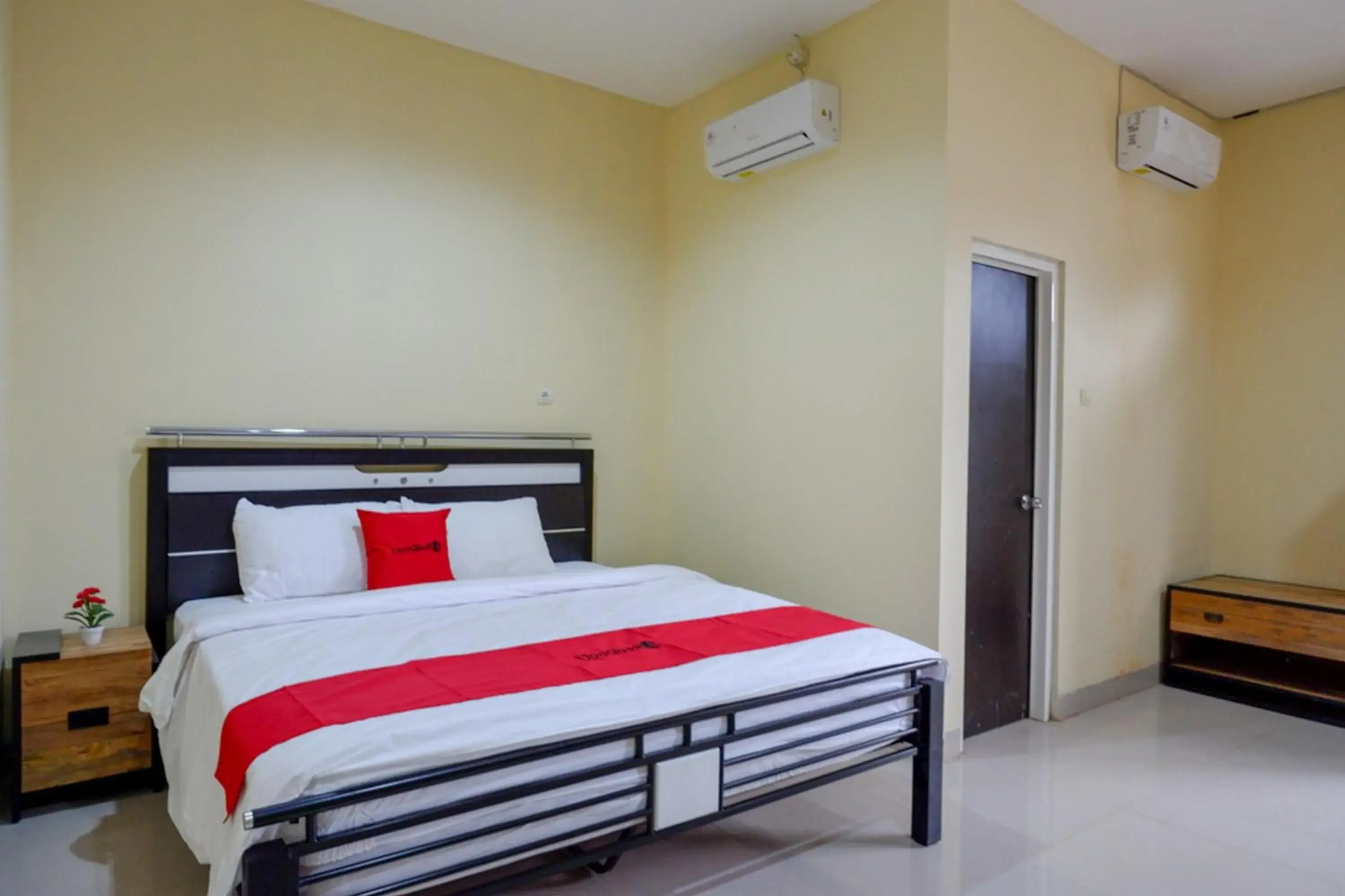 Deluxe Room in RedDoorz @ Jalan Bali Cilacap Deluxe Room in RedDoorz @ Jalan Bali Cilacap