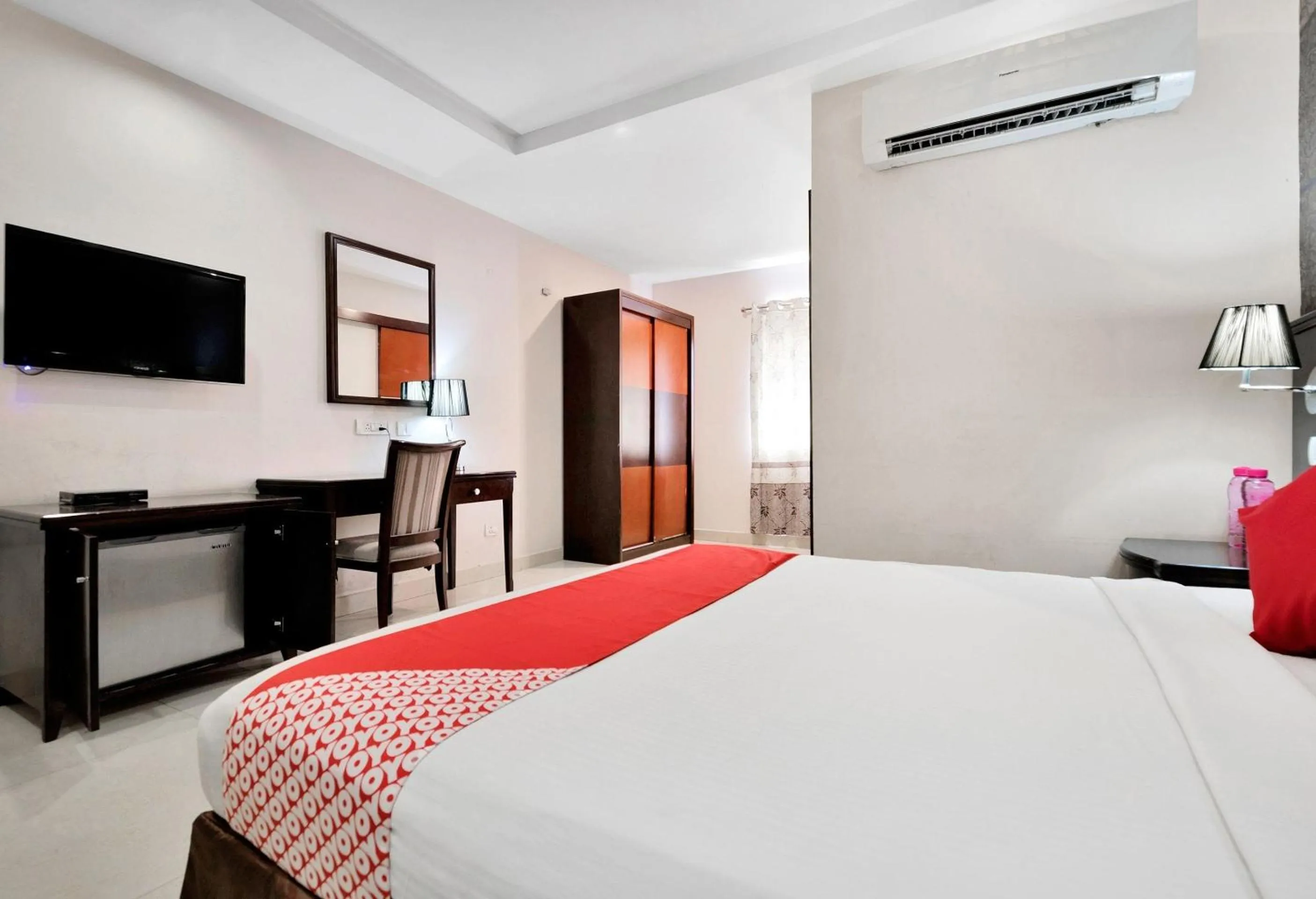 Bedroom, Bed in Super Capital O Rudra Grand Near Kondapur x Road