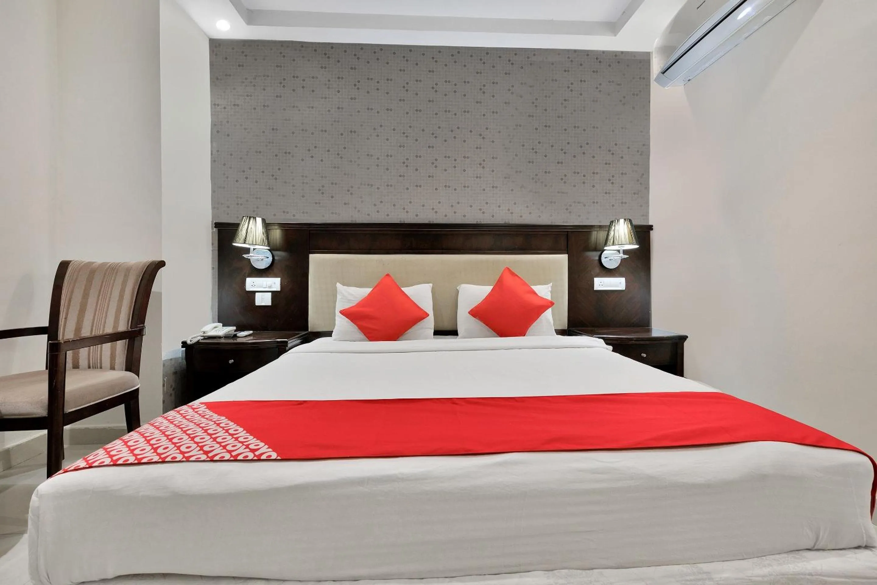 Bedroom, Bed in Super Capital O Rudra Grand Near Kondapur x Road