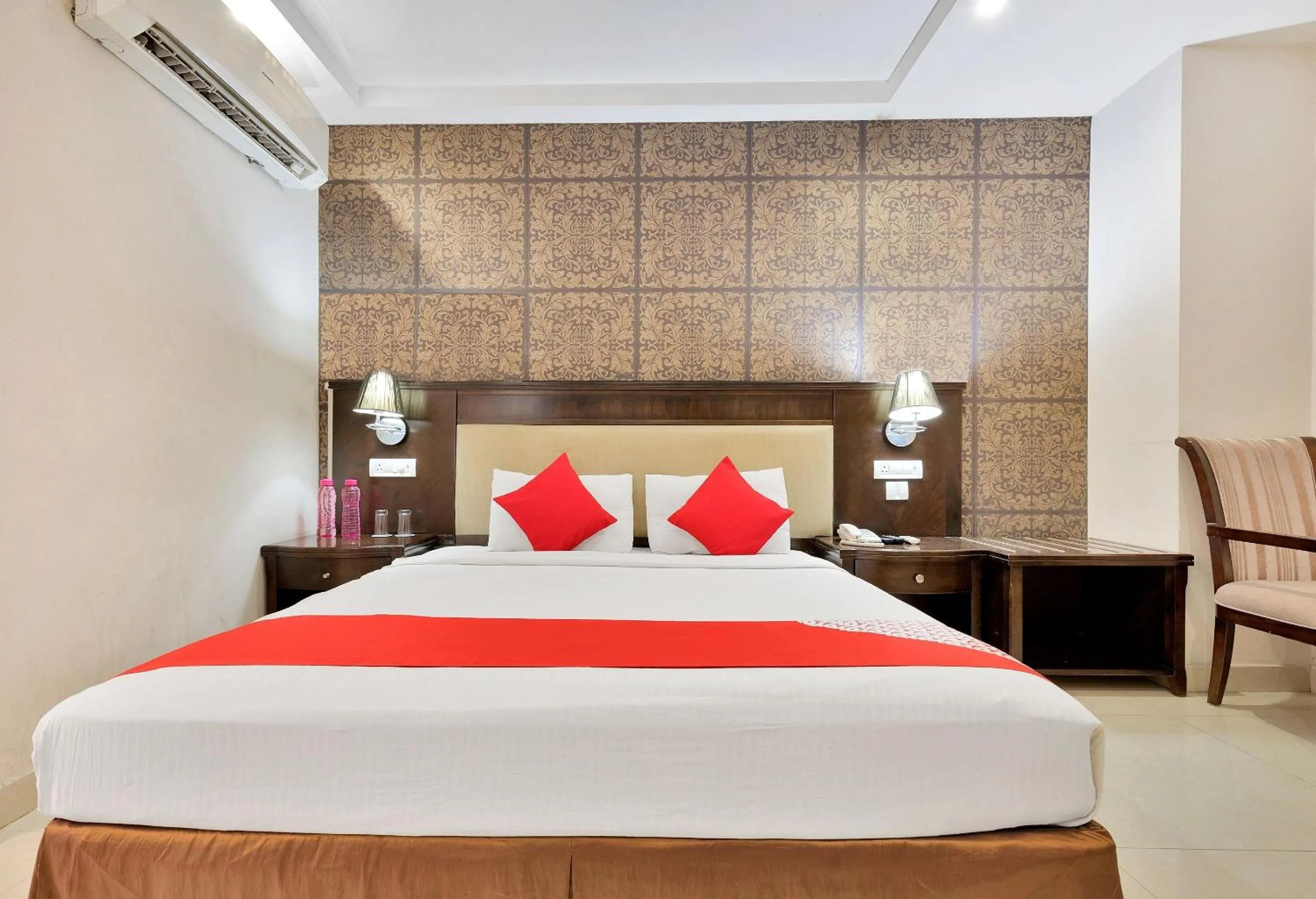Bedroom, Bed in Super Capital O Rudra Grand Near Kondapur x Road