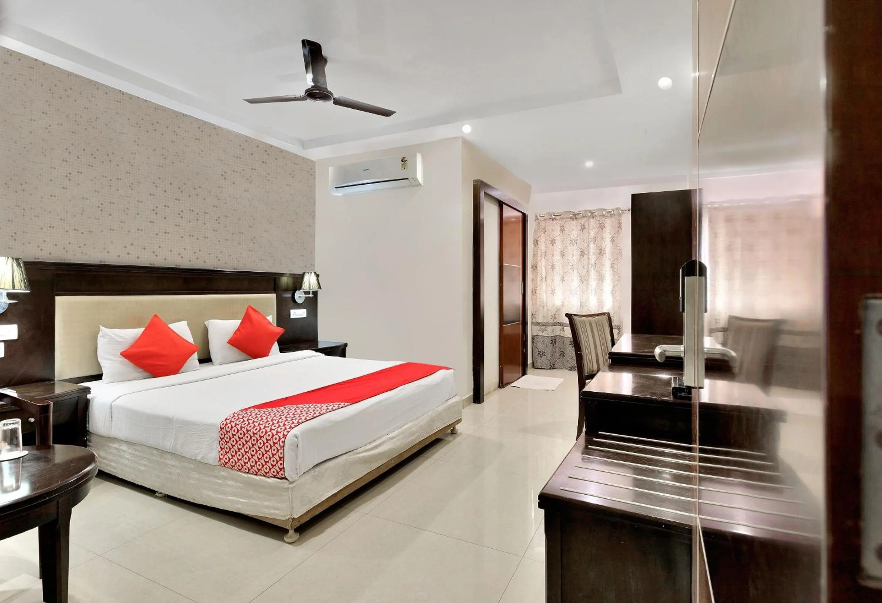 Bedroom, Bed in Super Capital O Rudra Grand Near Kondapur x Road