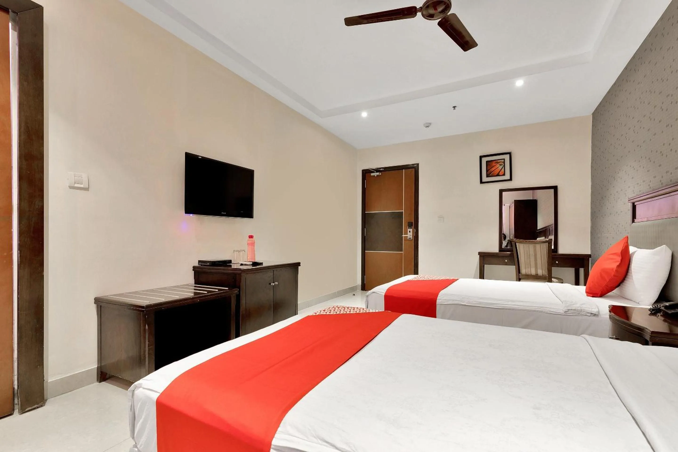 Bedroom, Bed in Super Capital O Rudra Grand Near Kondapur x Road