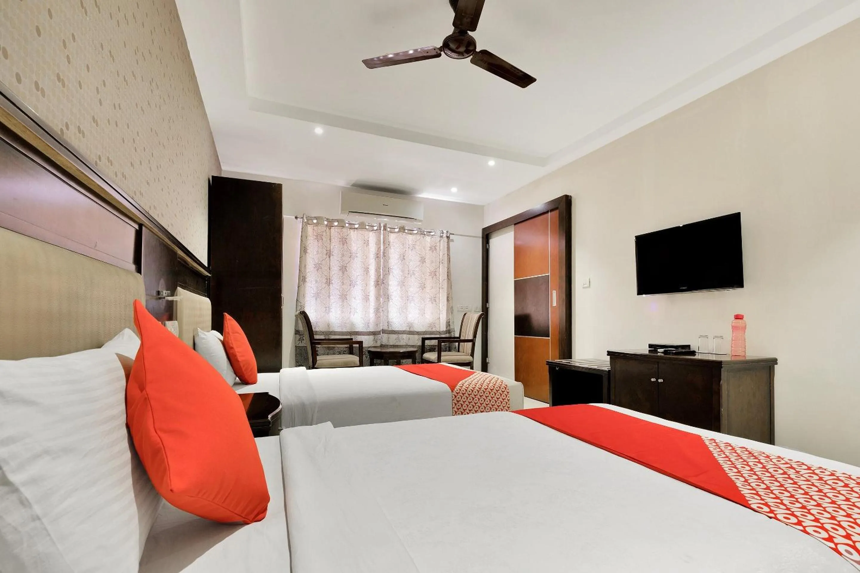 Bedroom, Bed in Super Capital O Rudra Grand Near Kondapur x Road