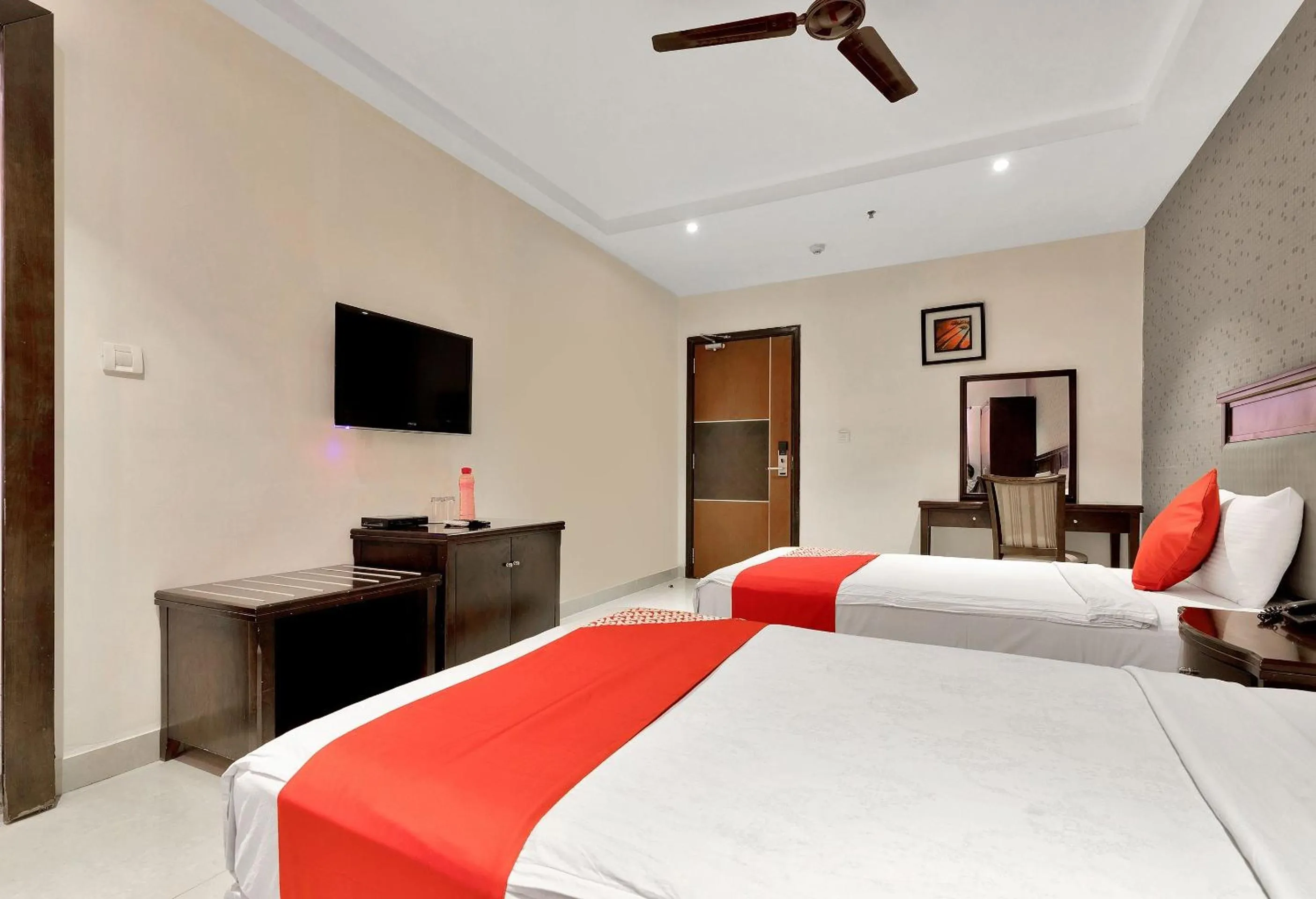Bedroom, Bed in Super Capital O Rudra Grand Near Kondapur x Road