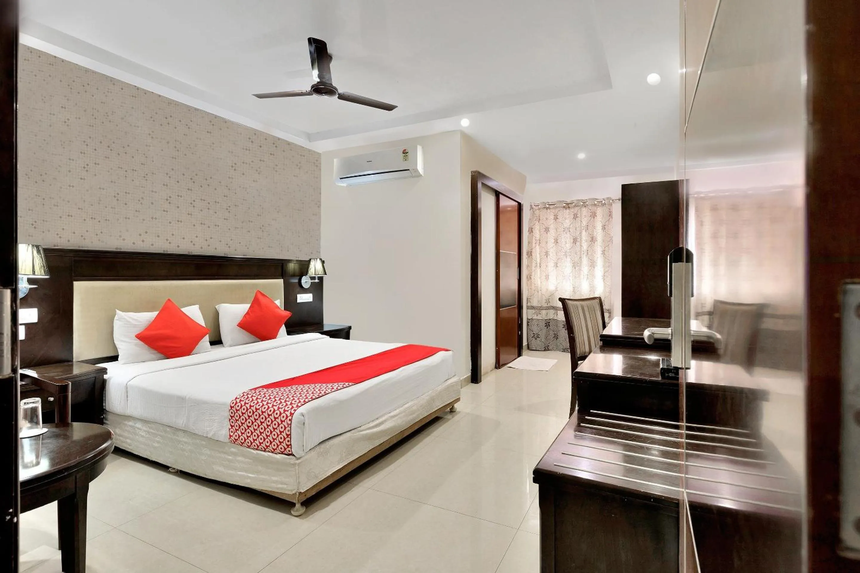 Bedroom, Bed in Super Capital O Rudra Grand Near Kondapur x Road