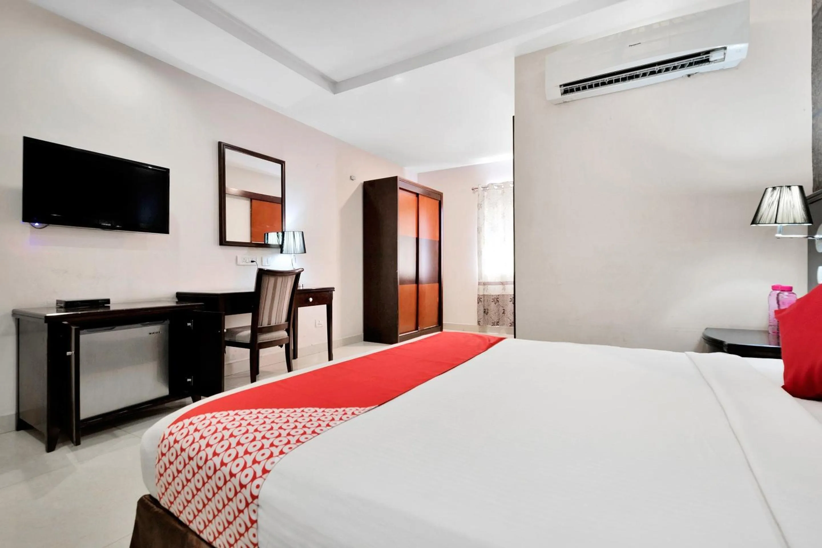 Bedroom, Bed in Super Capital O Rudra Grand Near Kondapur x Road