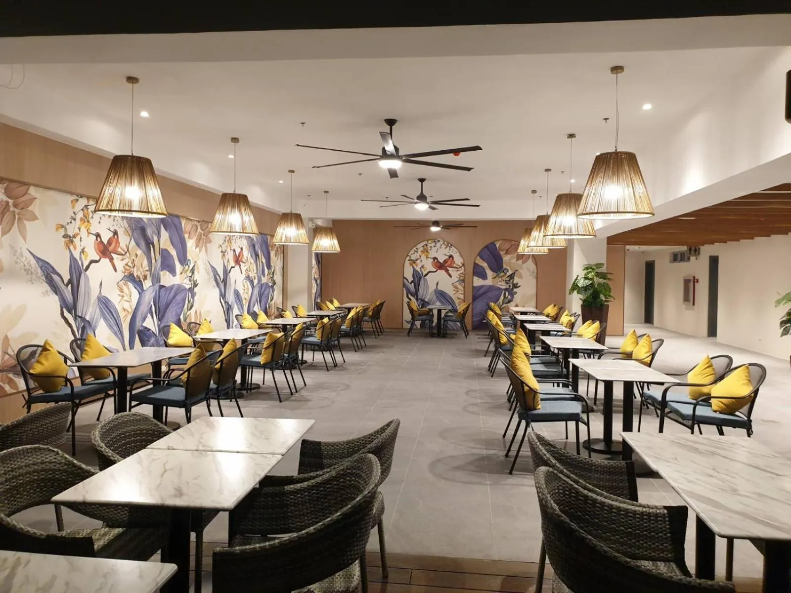 Lounge or bar in Bayfront Hotel Cebu Capitol Site