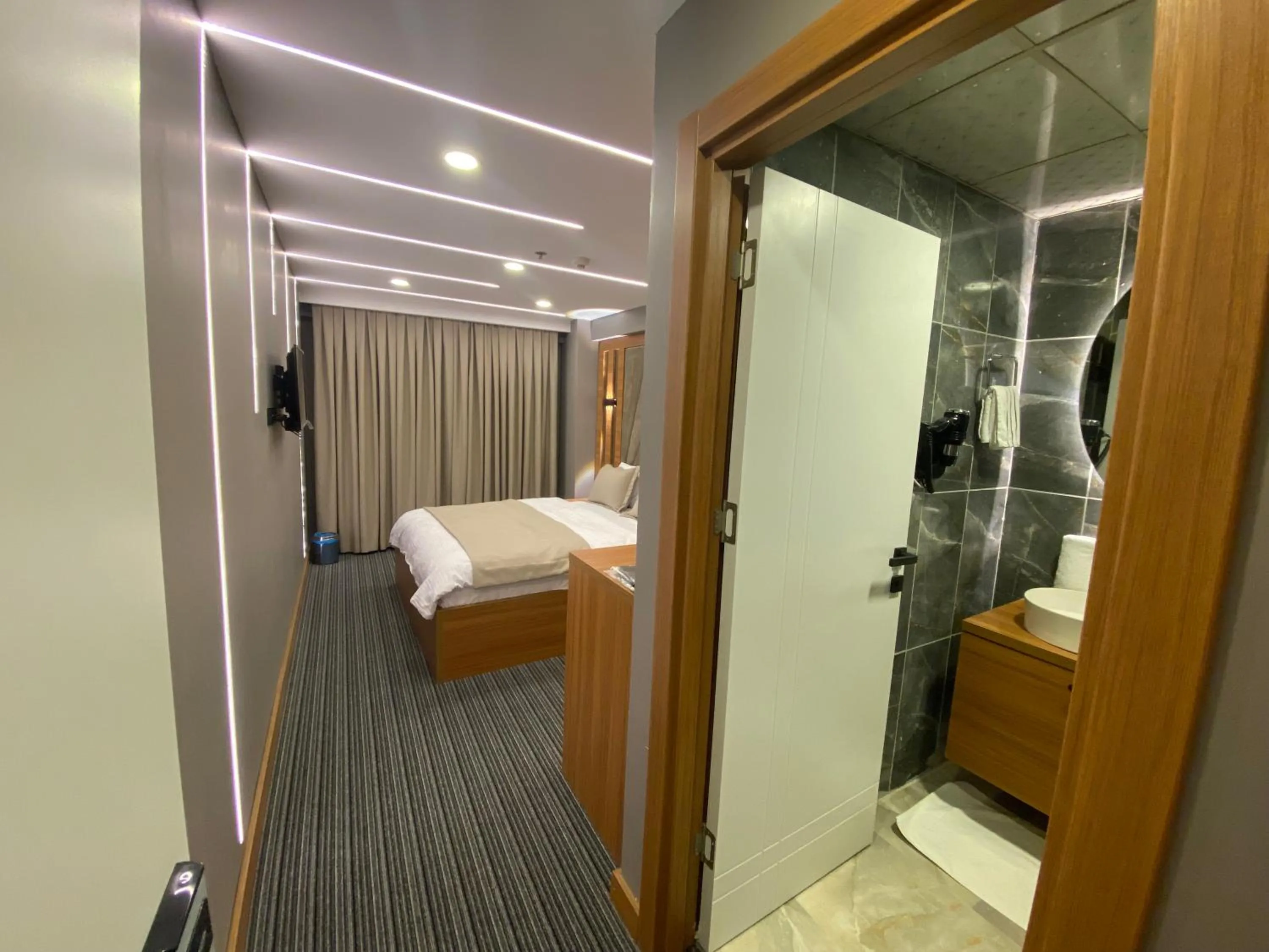 Bathroom, Bed in Beşiktaş Vip inn Hotel & suites