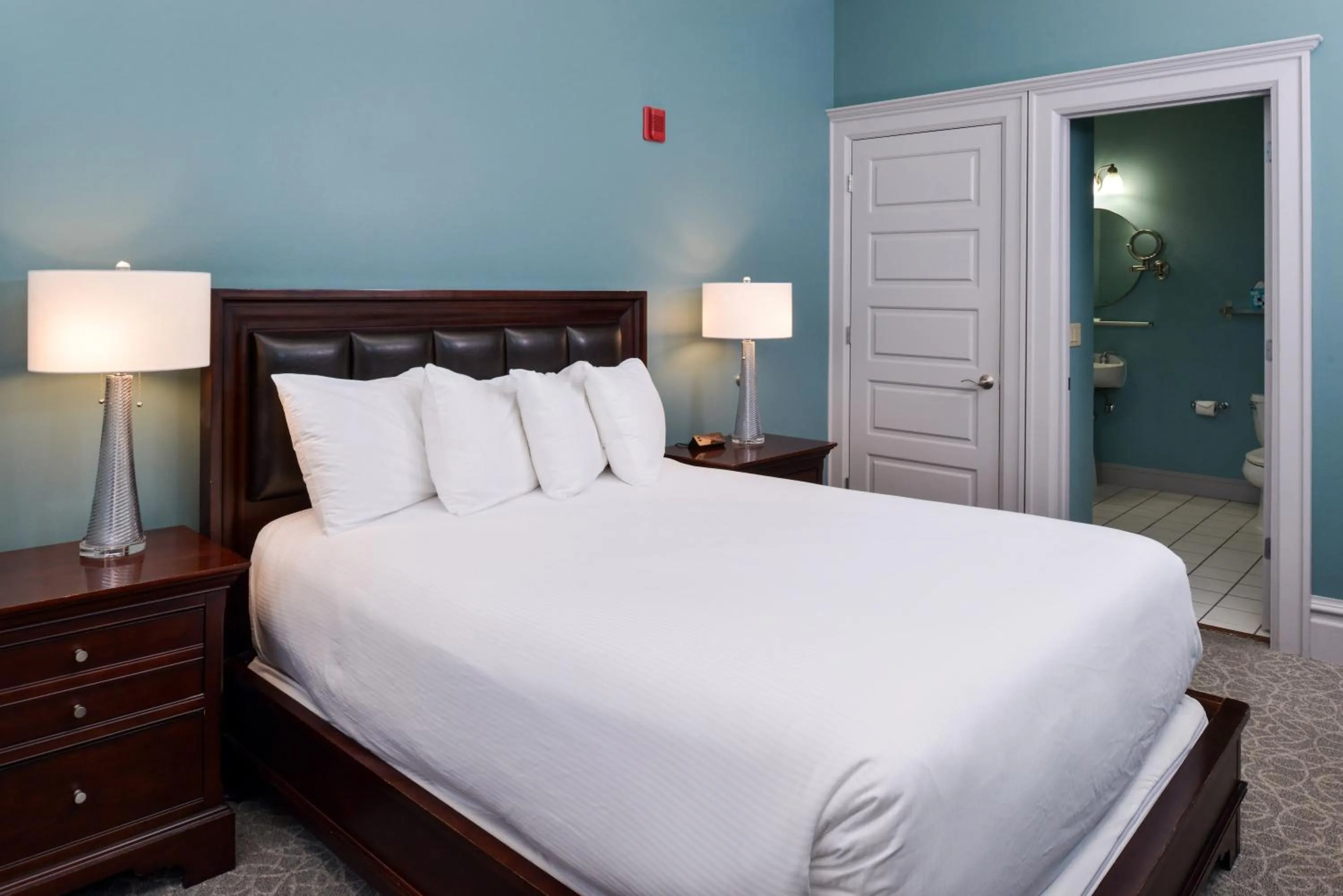 Bedroom, Bed in Montvale Hotel