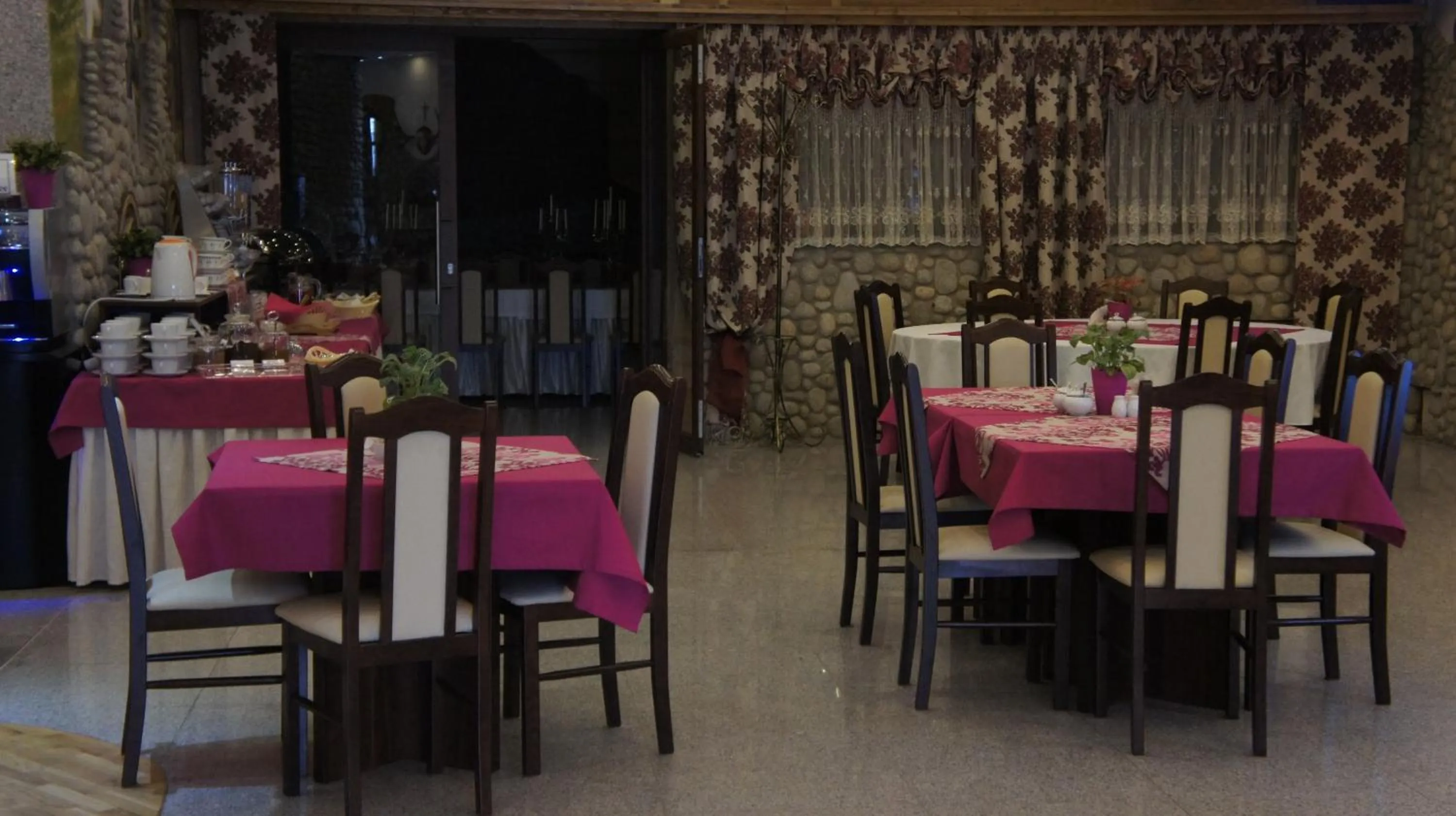 Restaurant/places to eat in Hotel Prymus