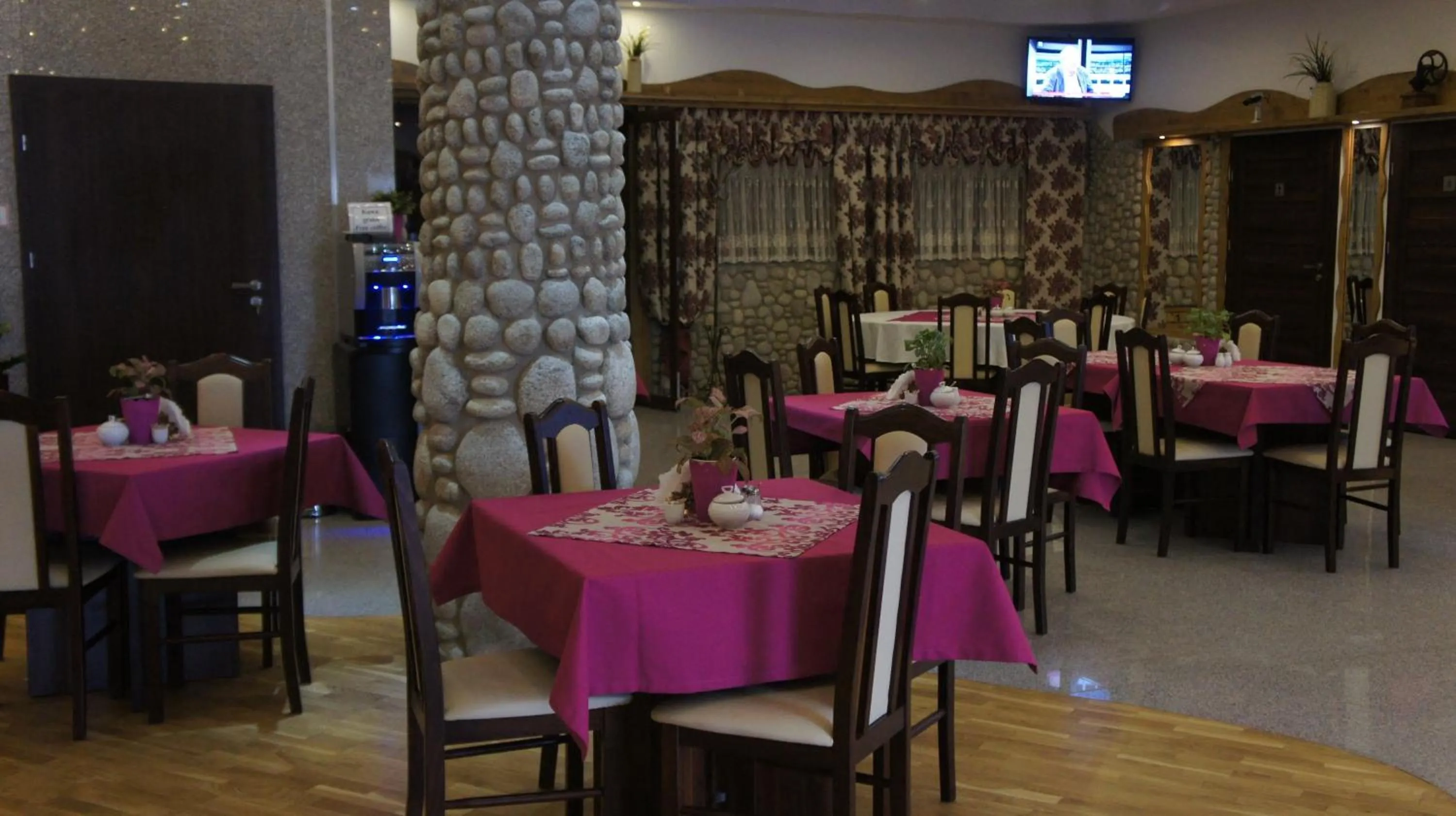 Restaurant/places to eat in Hotel Prymus
