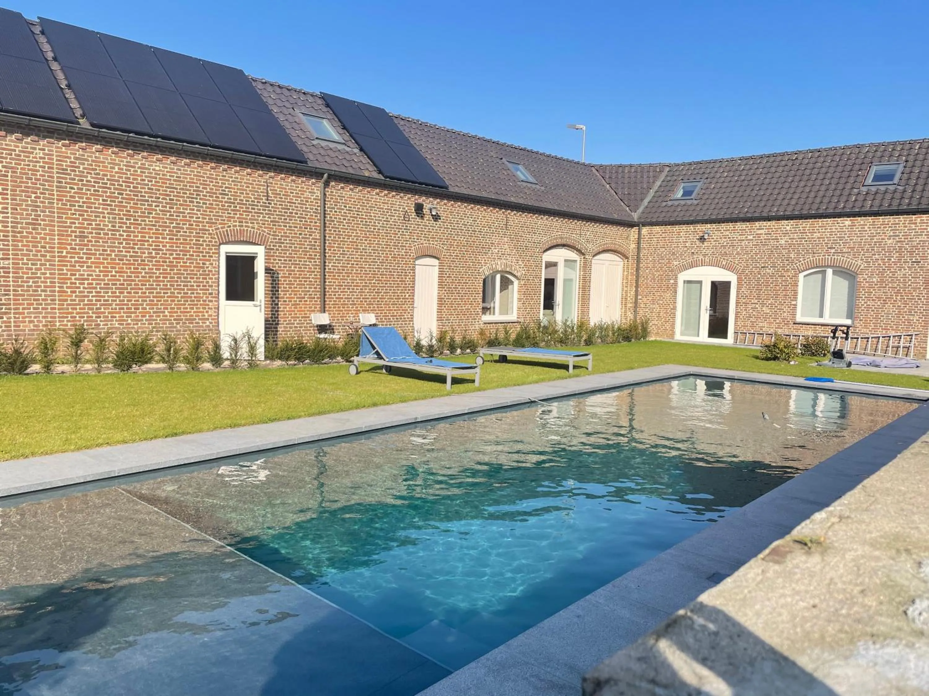 Swimming pool in B&B Het Doctershoes