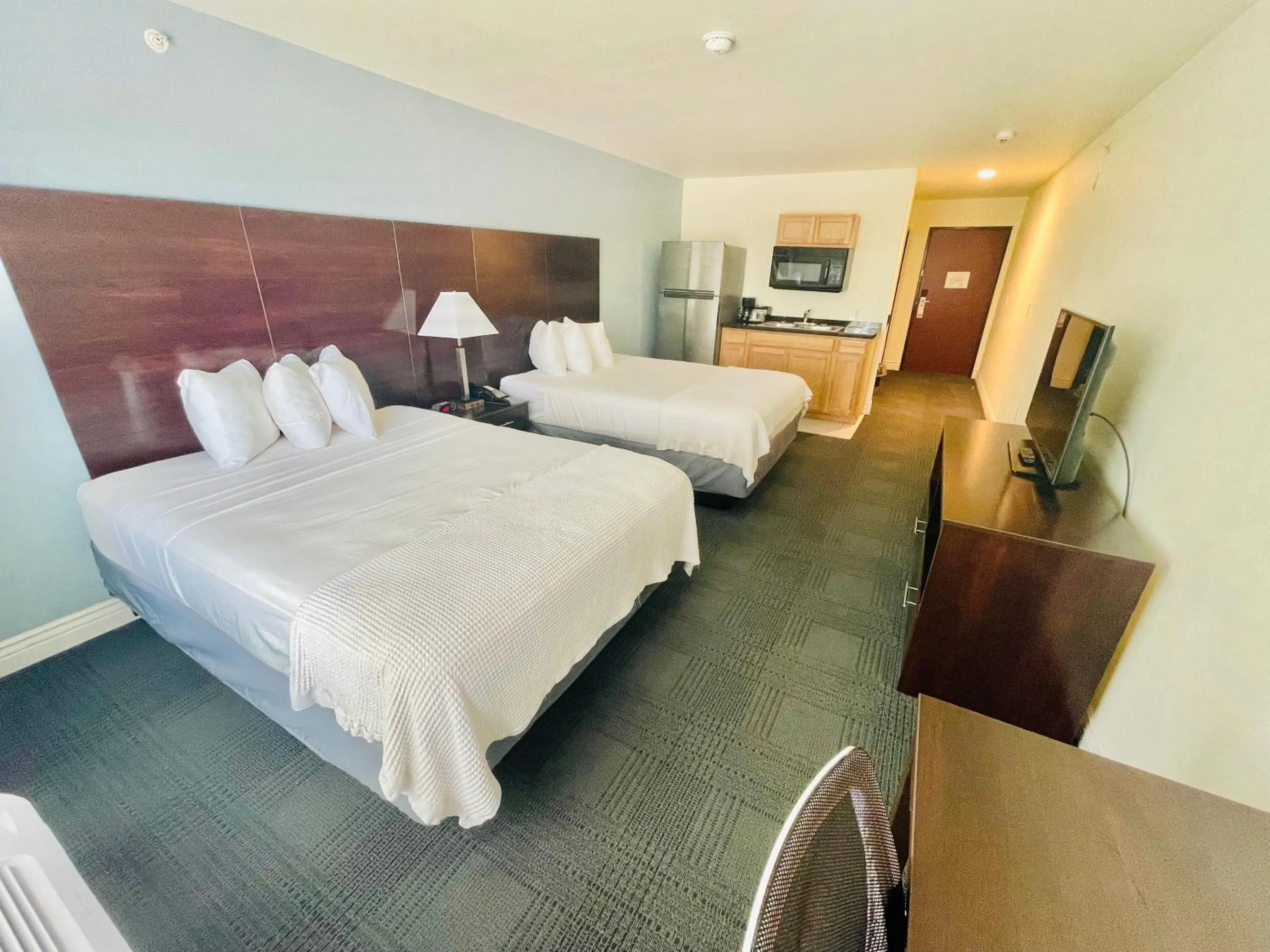 Property building, Bed in FairBridge Inn & Suites Cuero