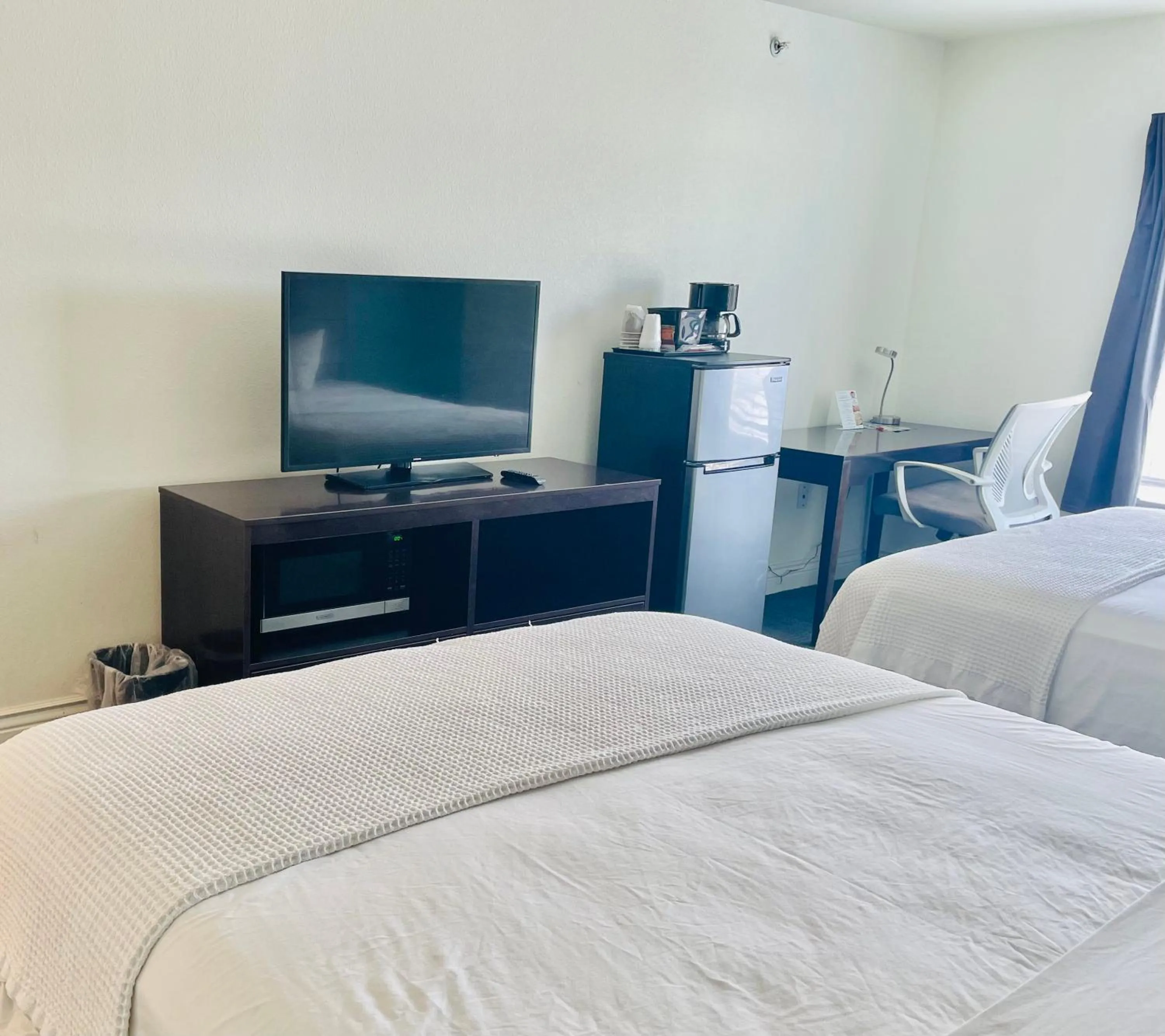 Property building, Bed in FairBridge Inn & Suites Cuero