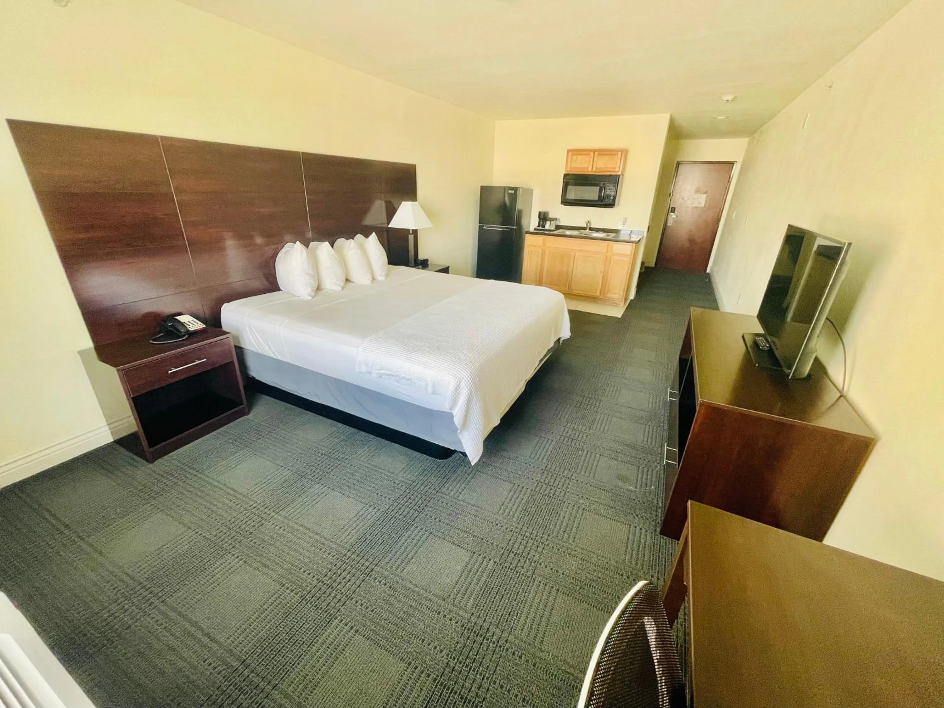 Property building, Bed in FairBridge Inn & Suites Cuero