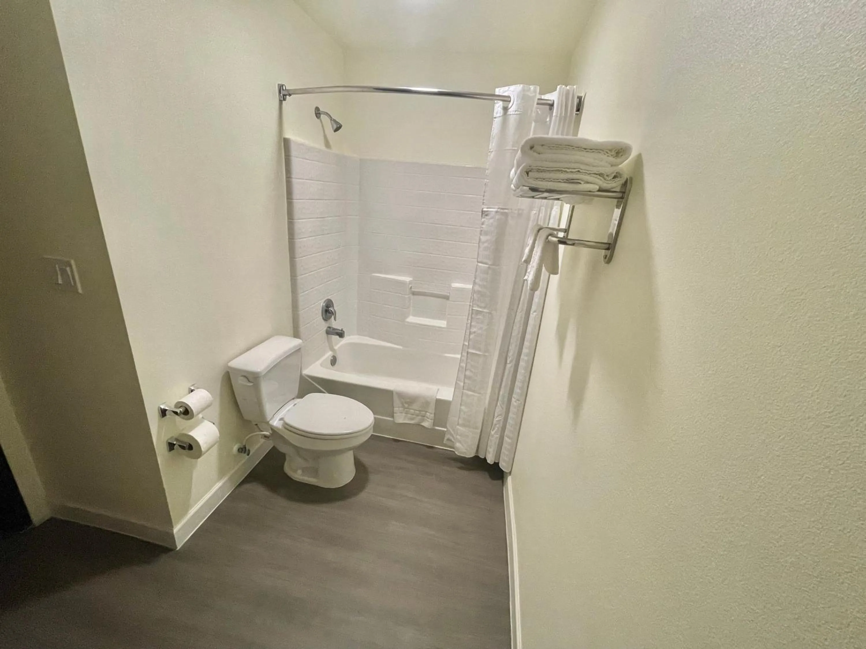 Bathroom in FairBridge Inn & Suites Cuero