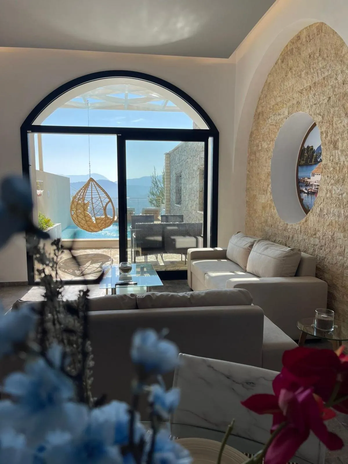 Photo of the whole room, Bed in Zeus Throne Suites