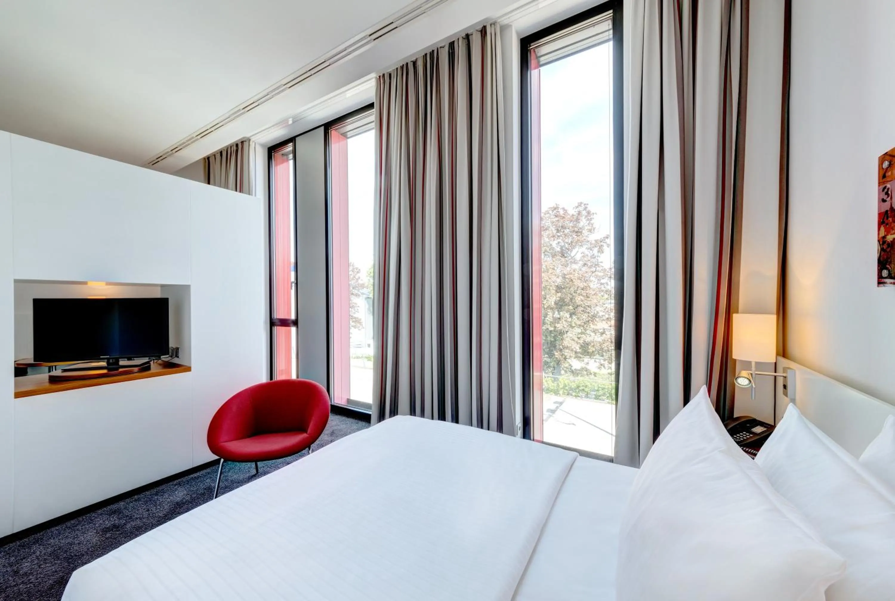 Photo of the whole room, Bed in Hilton Garden Inn Stuttgart NeckarPark